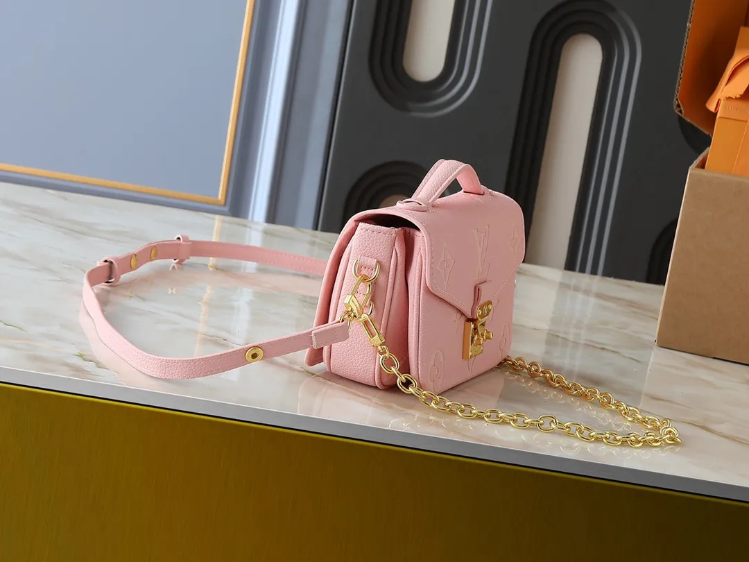 💰240💰Upgraded from the original M47045 M23940 M46595 M22942 M23081 M46596 M46279 This Pochette Métis East West handbag is made of Monogram Empreinte embossed leather, showing the fusion of brand style and modern elements. The traditional S-lock clasp and detachable short chain have a metallic sheen, and the sophisticated construction includes a neat interior and adjustable shoulder straps for easy urban mobility. Dimensions: 21.5 x 13.5 x 6.0 cm (length x height x width)