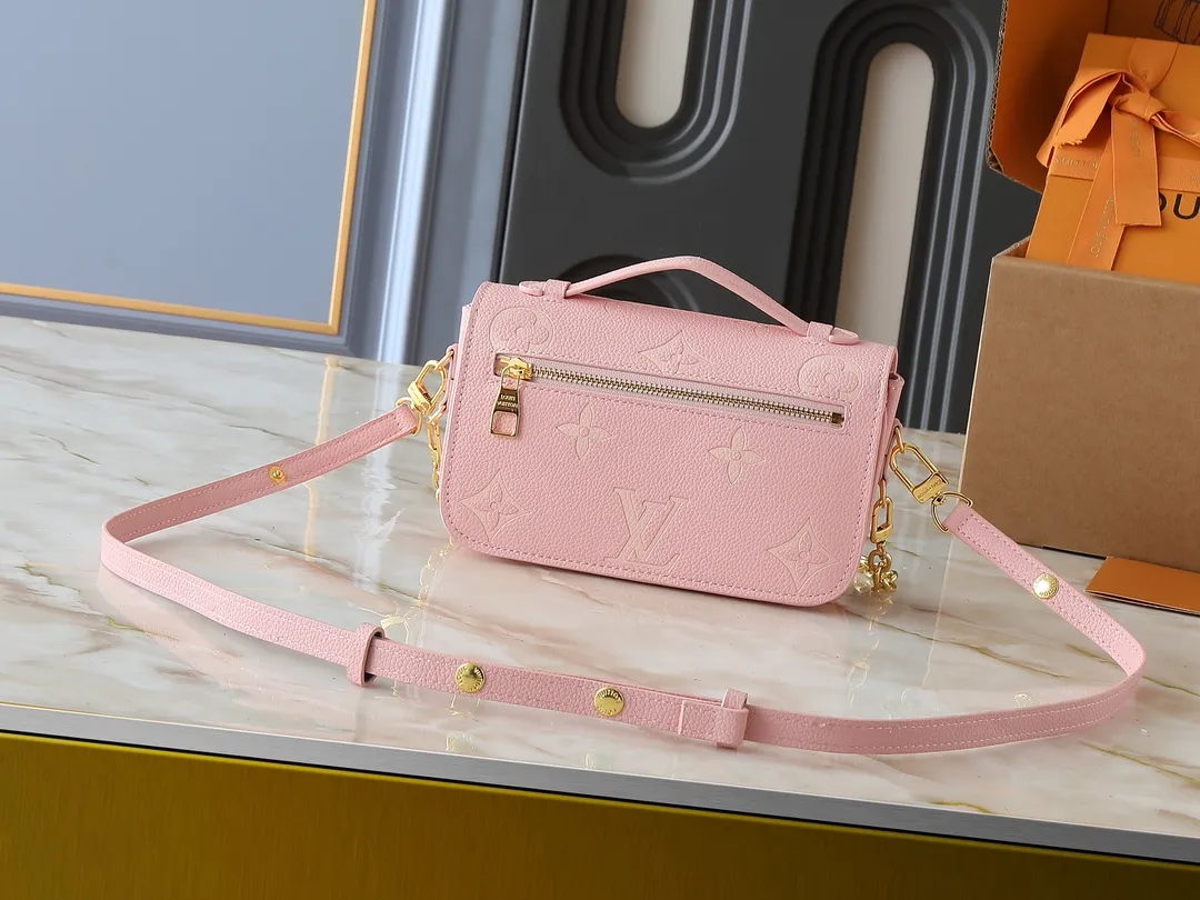 💰240💰Upgraded from the original M47045 M23940 M46595 M22942 M23081 M46596 M46279 This Pochette Métis East West handbag is made of Monogram Empreinte embossed leather, showing the fusion of brand style and modern elements. The traditional S-lock clasp and detachable short chain have a metallic sheen, and the sophisticated construction includes a neat interior and adjustable shoulder straps for easy urban mobility. Dimensions: 21.5 x 13.5 x 6.0 cm (length x height x width)