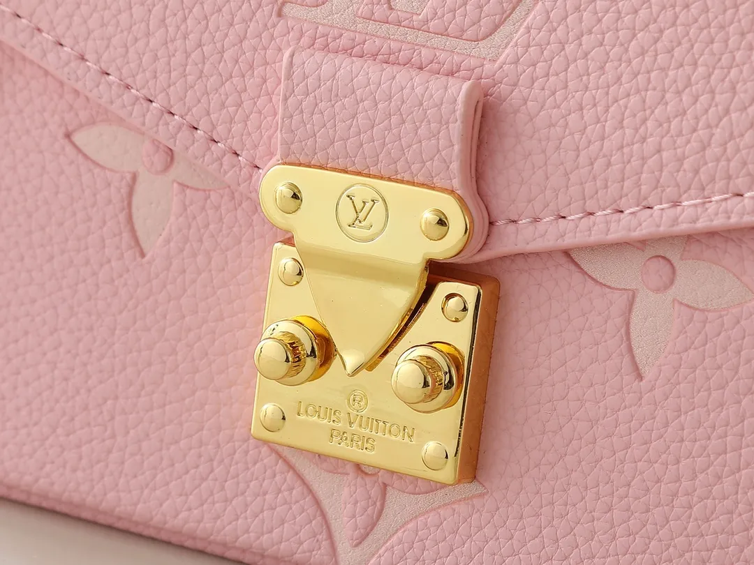 💰240💰Upgraded from the original M47045 M23940 M46595 M22942 M23081 M46596 M46279 This Pochette Métis East West handbag is made of Monogram Empreinte embossed leather, showing the fusion of brand style and modern elements. The traditional S-lock clasp and detachable short chain have a metallic sheen, and the sophisticated construction includes a neat interior and adjustable shoulder straps for easy urban mobility. Dimensions: 21.5 x 13.5 x 6.0 cm (length x height x width)