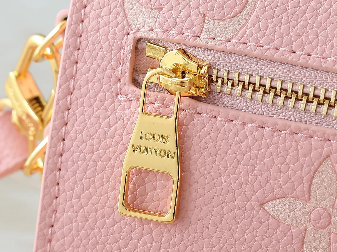 💰240💰Upgraded from the original M47045 M23940 M46595 M22942 M23081 M46596 M46279 This Pochette Métis East West handbag is made of Monogram Empreinte embossed leather, showing the fusion of brand style and modern elements. The traditional S-lock clasp and detachable short chain have a metallic sheen, and the sophisticated construction includes a neat interior and adjustable shoulder straps for easy urban mobility. Dimensions: 21.5 x 13.5 x 6.0 cm (length x height x width)