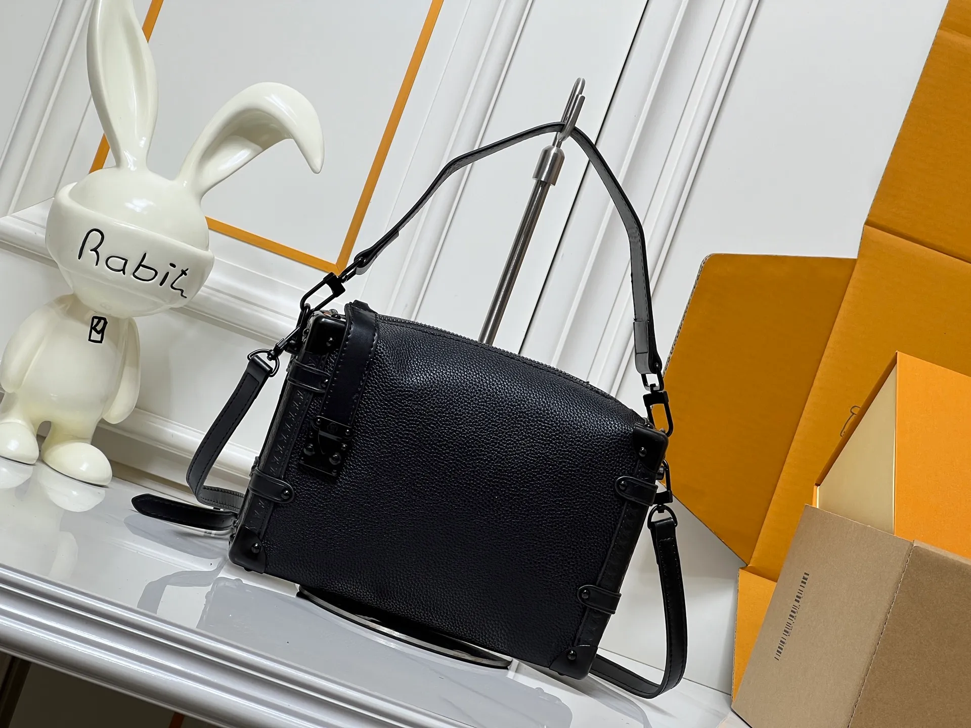 Batch 300💰M26304 M46358 continues to interpret Louis Vuitton’s box-making tradition in the 2025 autumn and winter series. The medium Sidle Trunk bag is crafted in signature Monogram Saga leather, with a vintage texture inspired by the classic trench coat worn by supermodel Freja Beha Erichsen in her debut show for Nicolas Ghesquiere. The design with multiple carrying methods makes it easy to switch between day and night situations, and it has both practical function and elegant temperament. Dimensions: 23.5x16x8.5cm