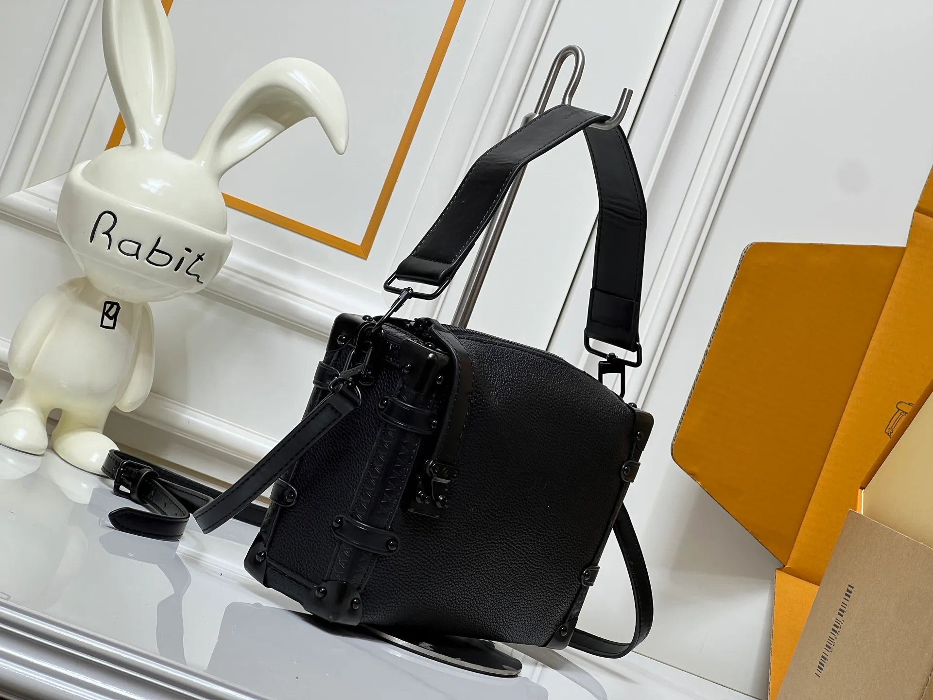 Batch 300💰M26304 M46358 continues to interpret Louis Vuitton’s box-making tradition in the 2025 autumn and winter series. The medium Sidle Trunk bag is crafted in signature Monogram Saga leather, with a vintage texture inspired by the classic trench coat worn by supermodel Freja Beha Erichsen in her debut show for Nicolas Ghesquiere. The design with multiple carrying methods makes it easy to switch between day and night situations, and it has both practical function and elegant temperament. Dimensions: 23.5x16x8.5cm