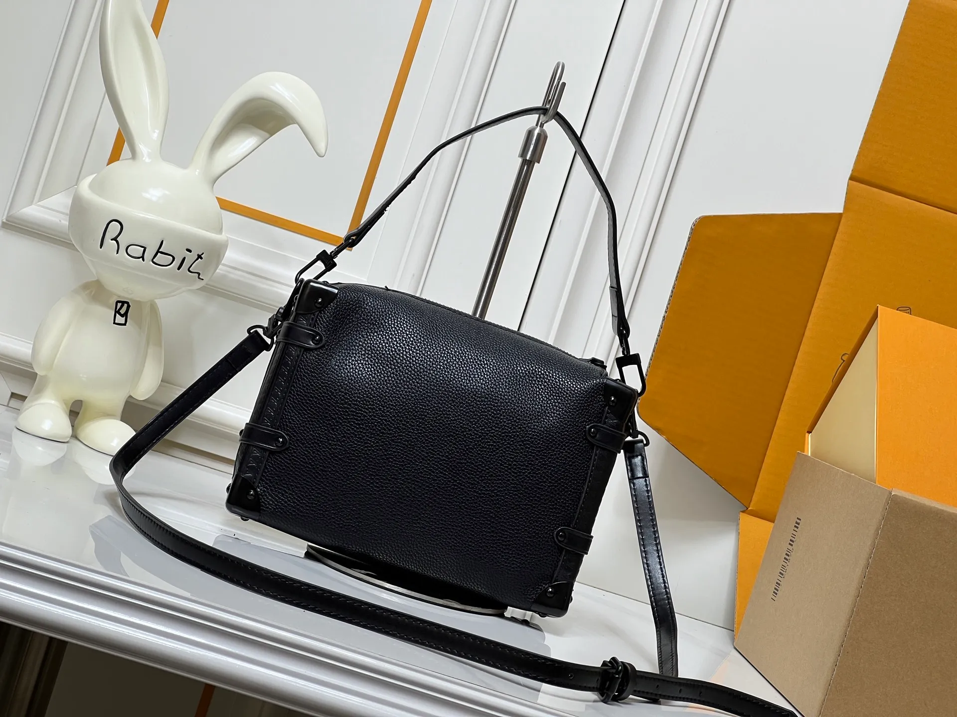 Batch 300💰M26304 M46358 continues to interpret Louis Vuitton’s box-making tradition in the 2025 autumn and winter series. The medium Sidle Trunk bag is crafted in signature Monogram Saga leather, with a vintage texture inspired by the classic trench coat worn by supermodel Freja Beha Erichsen in her debut show for Nicolas Ghesquiere. The design with multiple carrying methods makes it easy to switch between day and night situations, and it has both practical function and elegant temperament. Dimensions: 23.5x16x8.5cm