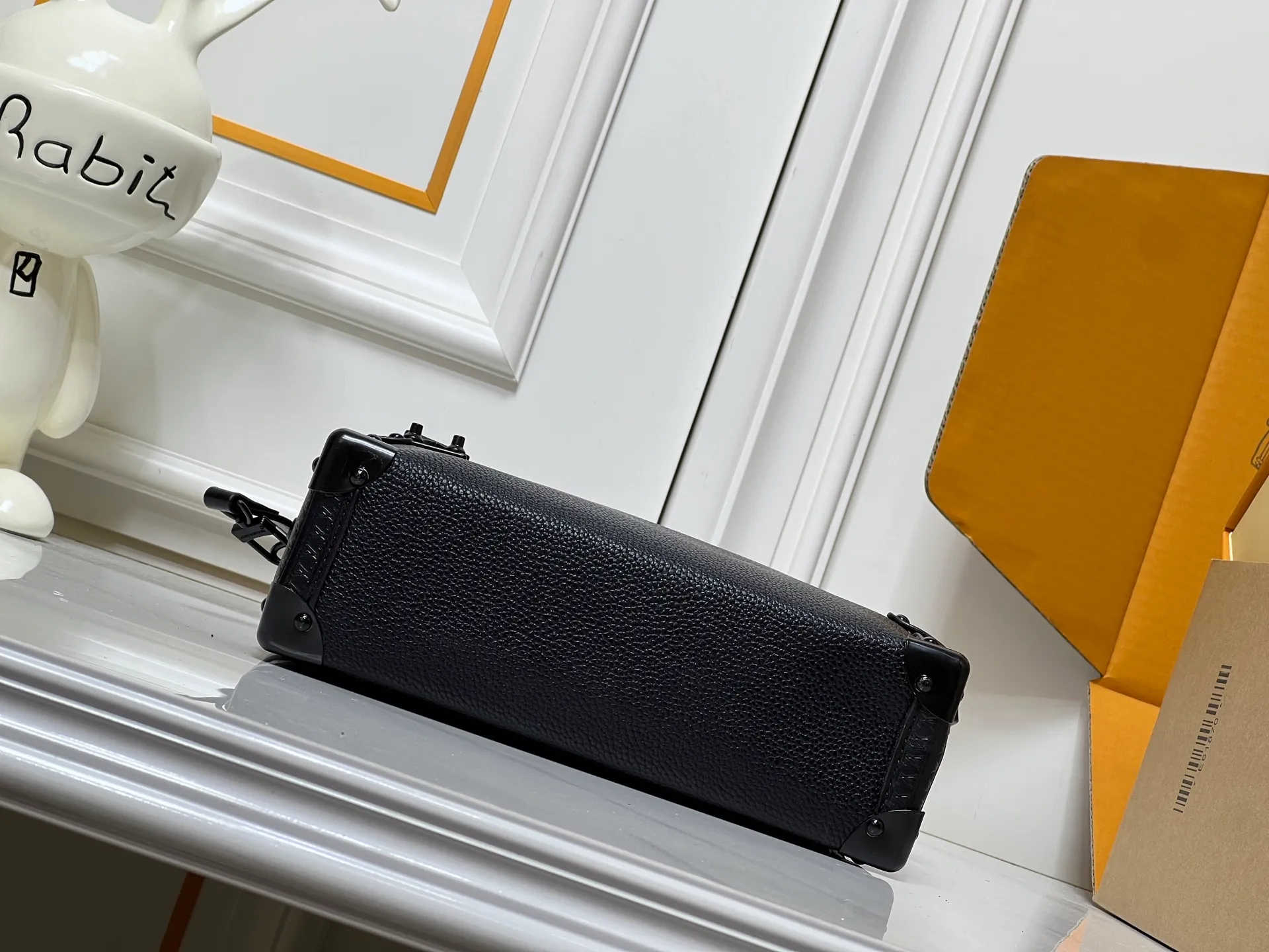 Batch 300💰M26304 M46358 continues to interpret Louis Vuitton’s box-making tradition in the 2025 autumn and winter series. The medium Sidle Trunk bag is crafted in signature Monogram Saga leather, with a vintage texture inspired by the classic trench coat worn by supermodel Freja Beha Erichsen in her debut show for Nicolas Ghesquiere. The design with multiple carrying methods makes it easy to switch between day and night situations, and it has both practical function and elegant temperament. Dimensions: 23.5x16x8.5cm