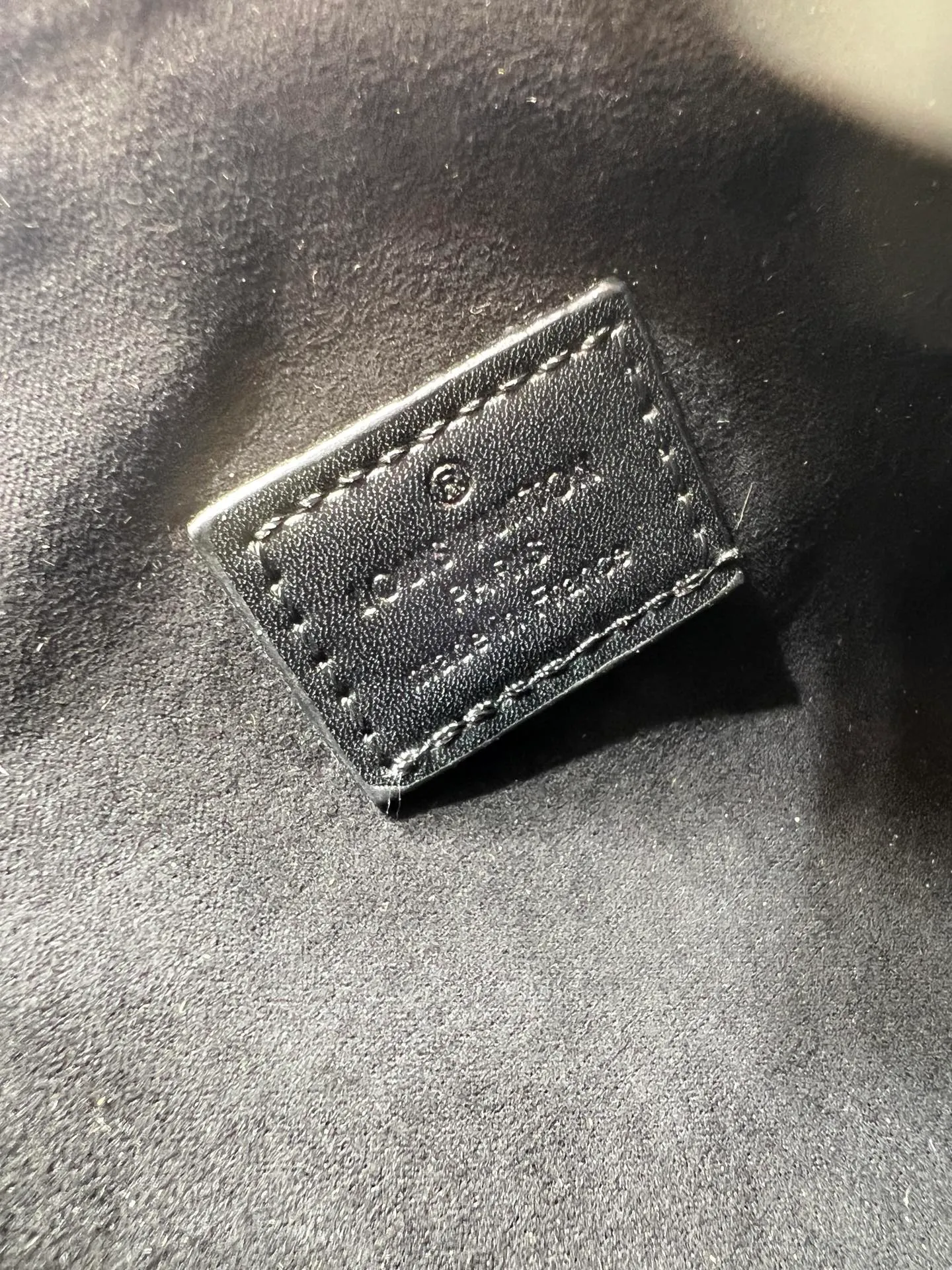 Batch 300💰M26304 M46358 continues to interpret Louis Vuitton’s box-making tradition in the 2025 autumn and winter series. The medium Sidle Trunk bag is crafted in signature Monogram Saga leather, with a vintage texture inspired by the classic trench coat worn by supermodel Freja Beha Erichsen in her debut show for Nicolas Ghesquiere. The design with multiple carrying methods makes it easy to switch between day and night situations, and it has both practical function and elegant temperament. Dimensions: 23.5x16x8.5cm
