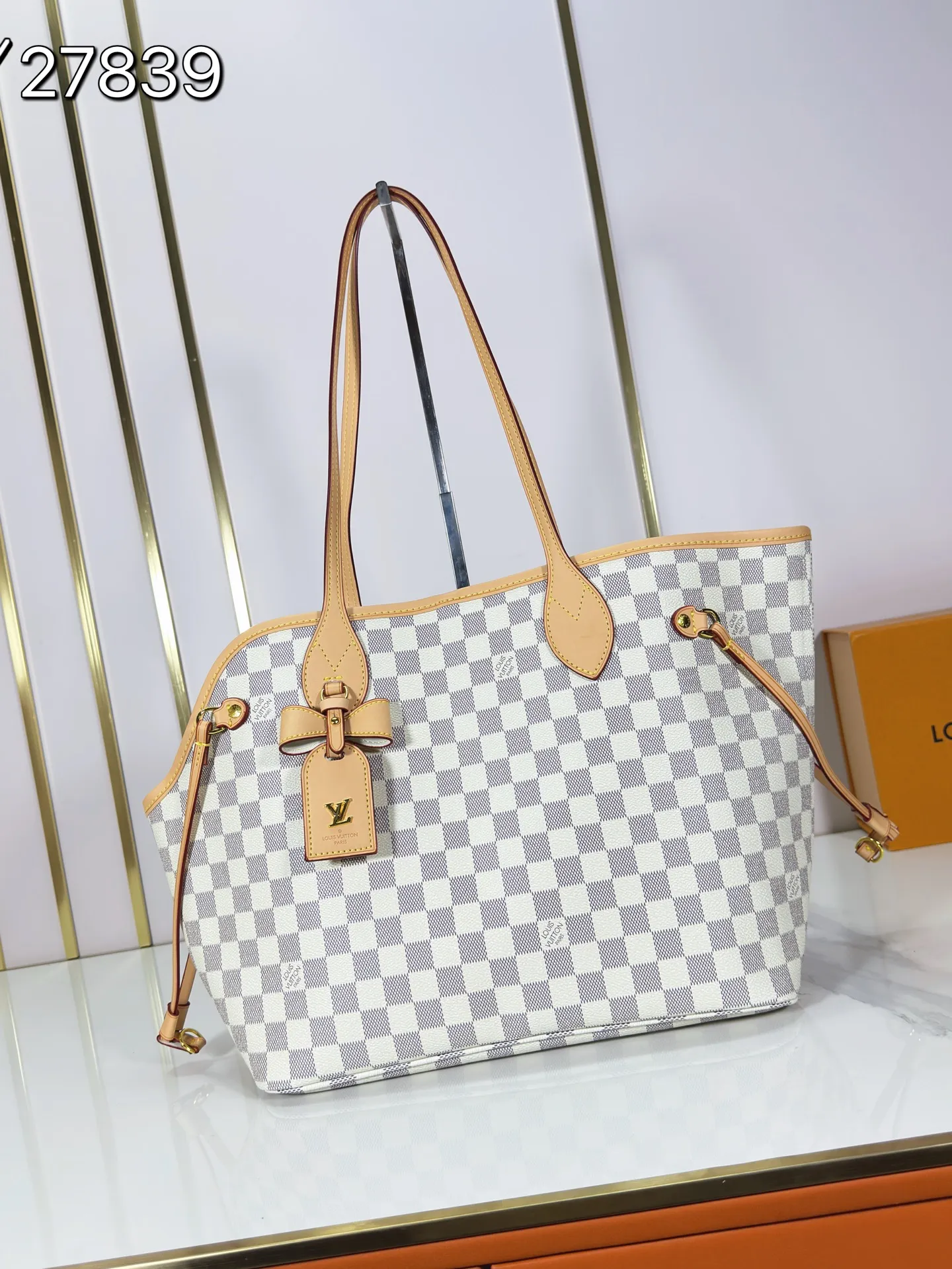 P240 M27787 M27839 New version Upgraded original version This Neverfull medium handbag is drawn from the Louis Vuitton x Takashi Murakami reissue series. It uses colorful Monogram coated canvas to create a delicate configuration, and cleverly reinterprets the brand's classic elements with the smart style of Japanese artist Takashi Murakami. The tote bag has straps on both sides that can be tightened or stretched to create a unique look. The slim handle makes it easy to carry over the shoulder or elbow, and the removable zipper bag can be used as a clutch or pocket.  28 x 14 x 31 cm (height x width x length)