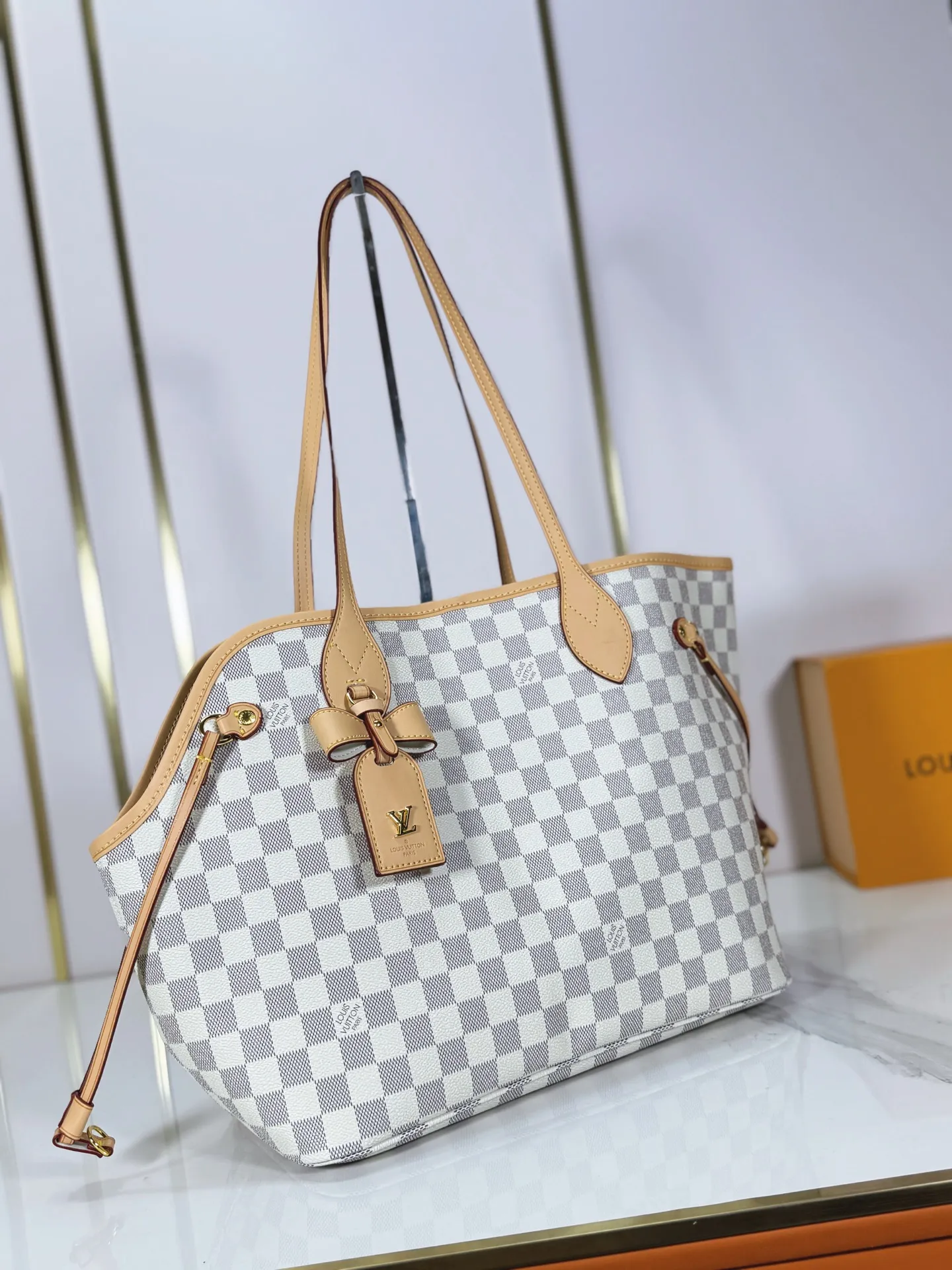 P240 M27787 M27839 New version Upgraded original version This Neverfull medium handbag is drawn from the Louis Vuitton x Takashi Murakami reissue series. It uses colorful Monogram coated canvas to create a delicate configuration, and cleverly reinterprets the brand's classic elements with the smart style of Japanese artist Takashi Murakami. The tote bag has straps on both sides that can be tightened or stretched to create a unique look. The slim handle makes it easy to carry over the shoulder or elbow, and the removable zipper bag can be used as a clutch or pocket.  28 x 14 x 31 cm (height x width x length)