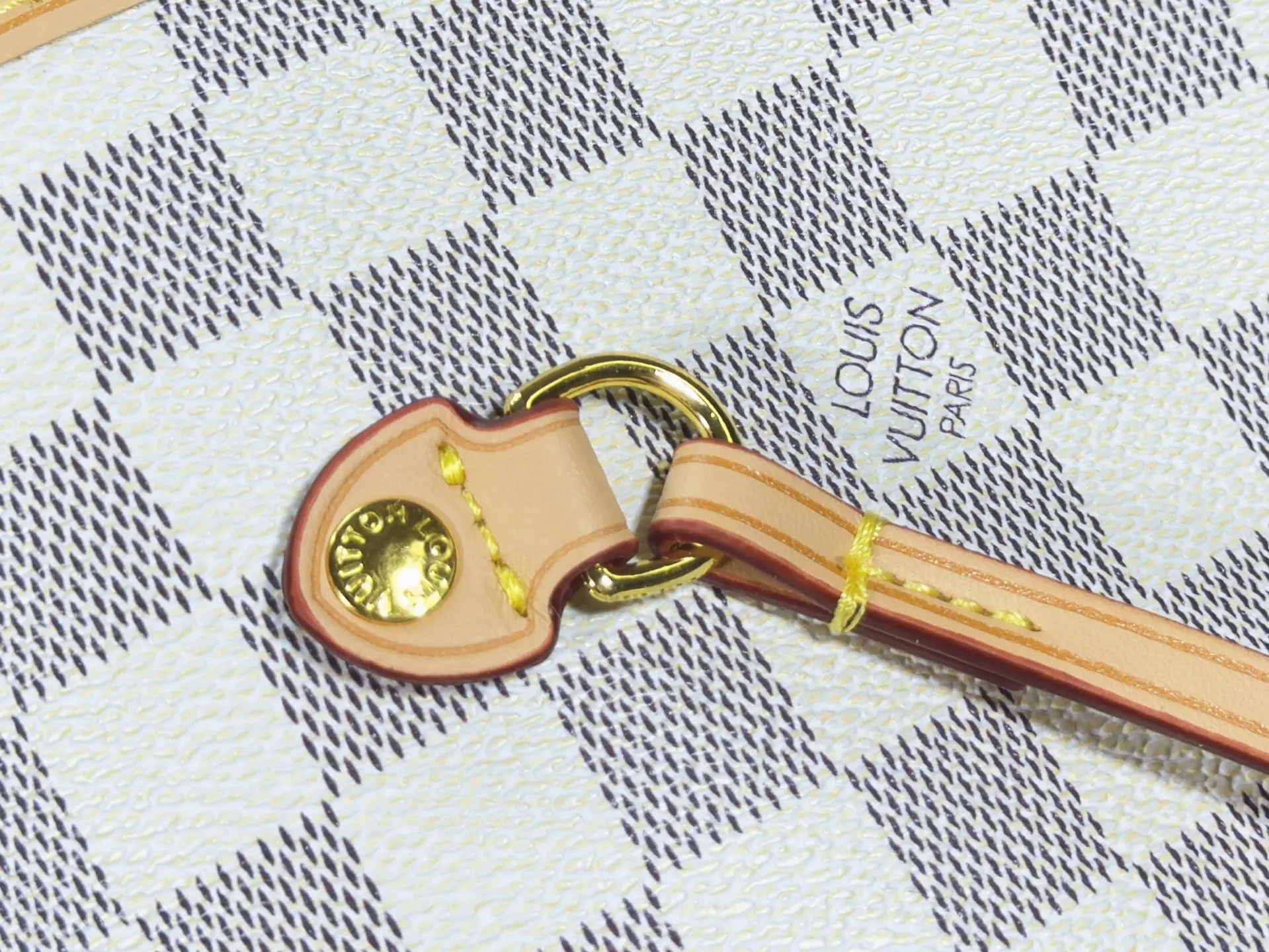 P240 M27787 M27839 New version Upgraded original version This Neverfull medium handbag is drawn from the Louis Vuitton x Takashi Murakami reissue series. It uses colorful Monogram coated canvas to create a delicate configuration, and cleverly reinterprets the brand's classic elements with the smart style of Japanese artist Takashi Murakami. The tote bag has straps on both sides that can be tightened or stretched to create a unique look. The slim handle makes it easy to carry over the shoulder or elbow, and the removable zipper bag can be used as a clutch or pocket.  28 x 14 x 31 cm (height x width x length)