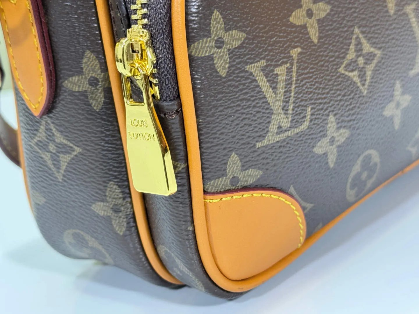 P260 M14016 Second-hand series crossbody bag Louis retro crossbody bag, antique! A classic in Monogram canvas! Showing natural elegance. Carry it casually across the body for a more fashionable appeal. This exquisite presbyopic cross-body shoulder bag measures 22x16.5x8.