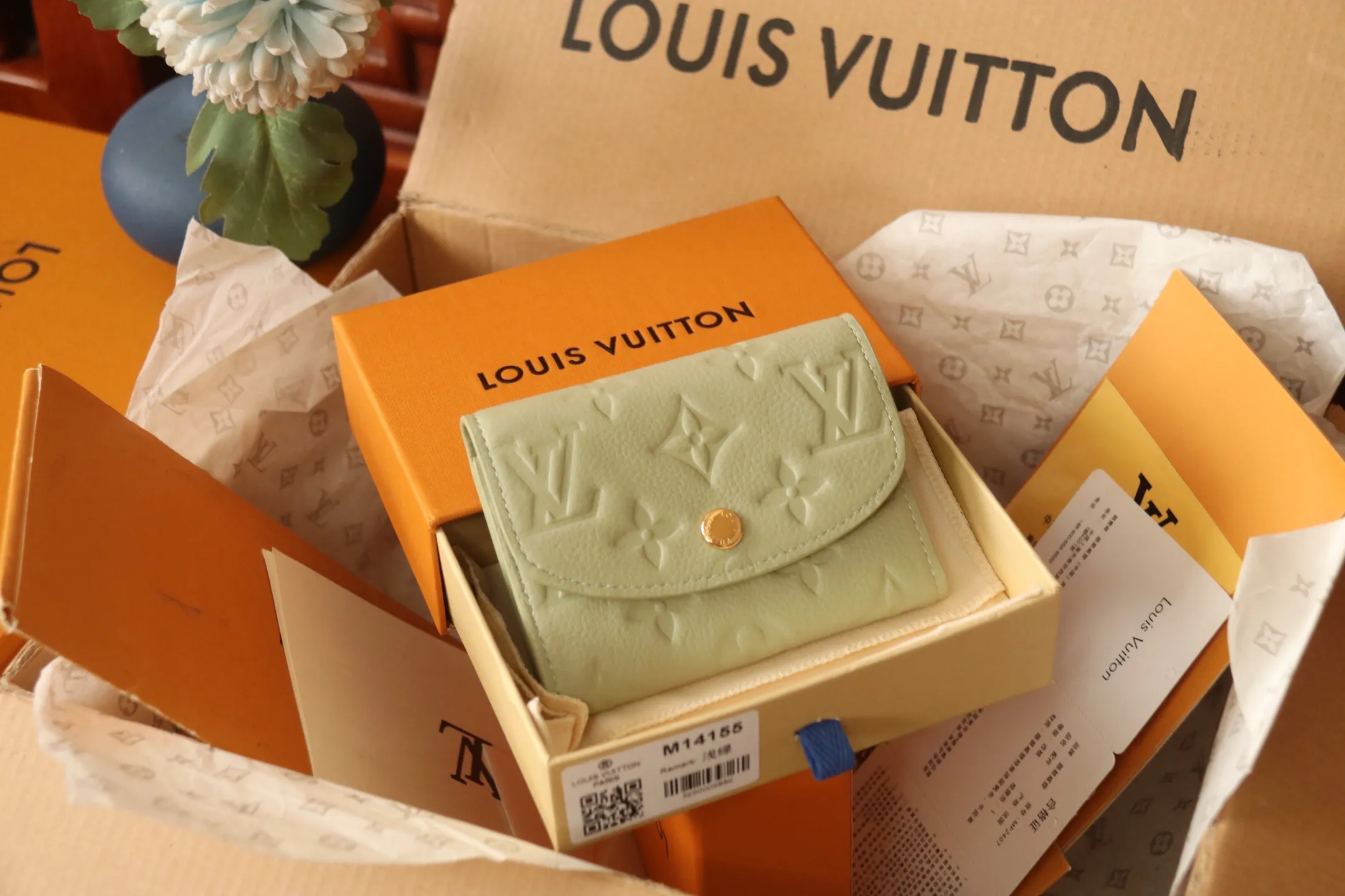 M14086 Rose Red 💎P360 [LV x TM Portumone Rosali] m14084 Green m14085 Blue Murakami The fresh tones of the “Louis Vuitton × Murakami” series reinterpret the Monogram Amprant leather that symbolizes the Maison, and adapt the daily necessities into the cheerful atmosphere of “LV × TM Portumone Rosali”. The chic pocket size adorned with the rounded front flap is attractive. The interior, which features a zippered coin compartment, is playfully decorated with a monogram and multi-colored canvas reminiscent of the artist's characteristic rainbow colors.   Dimensions: 11 x 8 x 2.5 cm