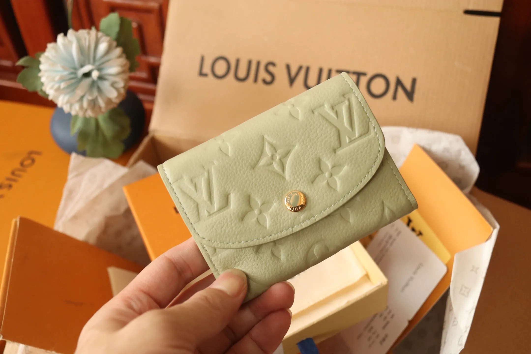 M14086 Rose Red 💎P360 [LV x TM Portumone Rosali] m14084 Green m14085 Blue Murakami The fresh tones of the “Louis Vuitton × Murakami” series reinterpret the Monogram Amprant leather that symbolizes the Maison, and adapt the daily necessities into the cheerful atmosphere of “LV × TM Portumone Rosali”. The chic pocket size adorned with the rounded front flap is attractive. The interior, which features a zippered coin compartment, is playfully decorated with a monogram and multi-colored canvas reminiscent of the artist's characteristic rainbow colors.   Dimensions: 11 x 8 x 2.5 cm