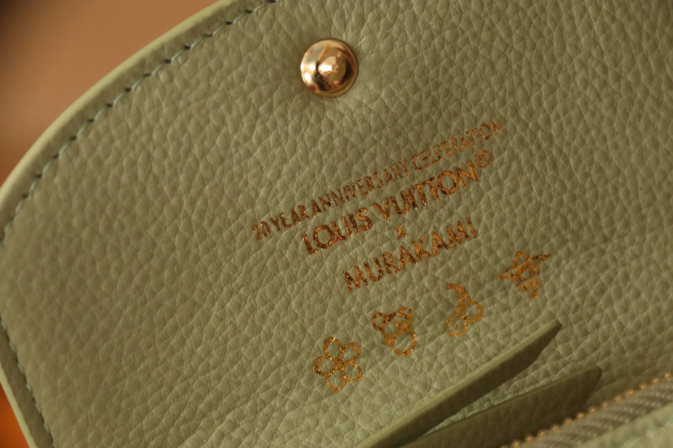 M14086 Rose Red 💎P360 [LV x TM Portumone Rosali] m14084 Green m14085 Blue Murakami The fresh tones of the “Louis Vuitton × Murakami” series reinterpret the Monogram Amprant leather that symbolizes the Maison, and adapt the daily necessities into the cheerful atmosphere of “LV × TM Portumone Rosali”. The chic pocket size adorned with the rounded front flap is attractive. The interior, which features a zippered coin compartment, is playfully decorated with a monogram and multi-colored canvas reminiscent of the artist's characteristic rainbow colors.   Dimensions: 11 x 8 x 2.5 cm