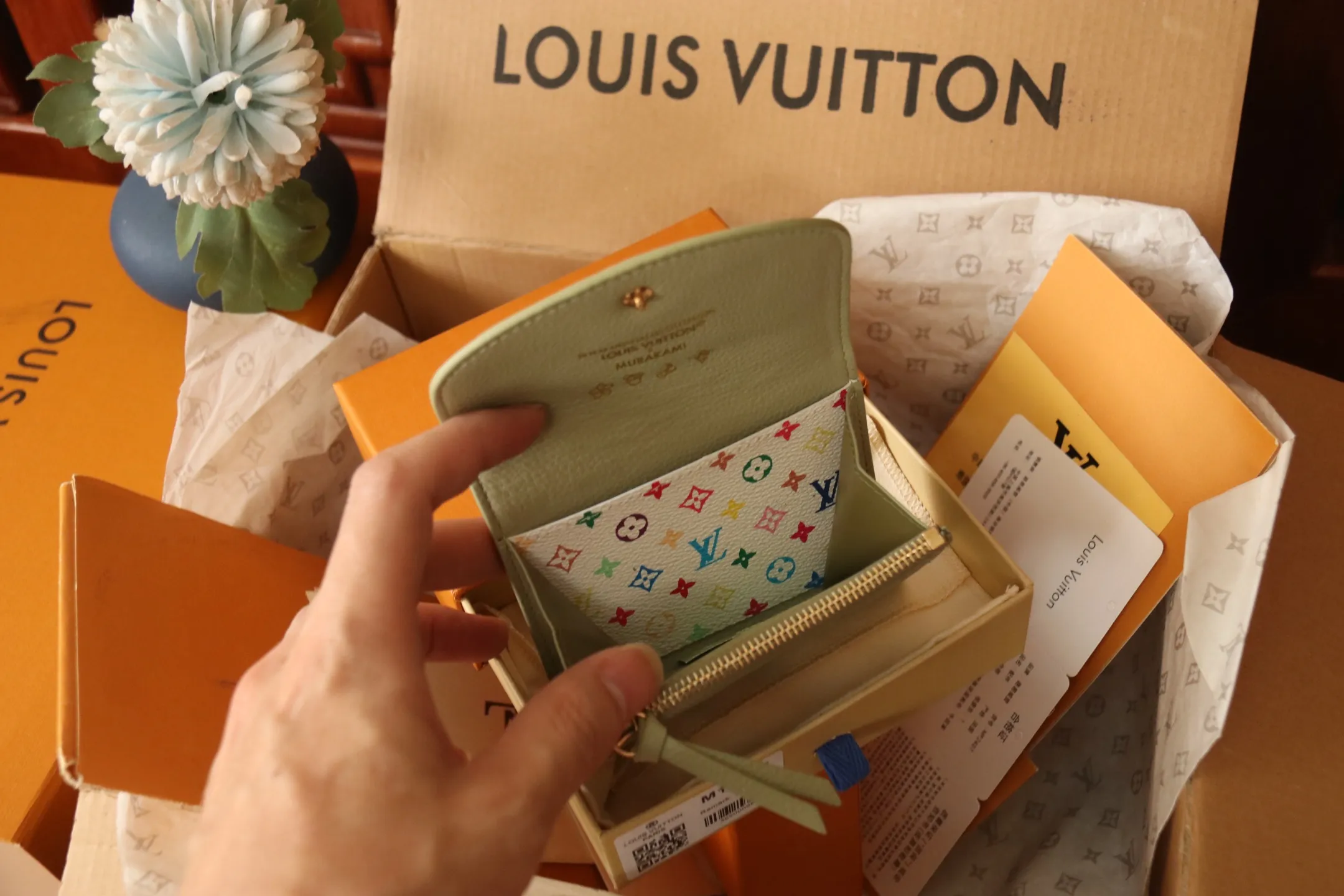 M14086 Rose Red 💎P360 [LV x TM Portumone Rosali] m14084 Green m14085 Blue Murakami The fresh tones of the “Louis Vuitton × Murakami” series reinterpret the Monogram Amprant leather that symbolizes the Maison, and adapt the daily necessities into the cheerful atmosphere of “LV × TM Portumone Rosali”. The chic pocket size adorned with the rounded front flap is attractive. The interior, which features a zippered coin compartment, is playfully decorated with a monogram and multi-colored canvas reminiscent of the artist's characteristic rainbow colors.   Dimensions: 11 x 8 x 2.5 cm