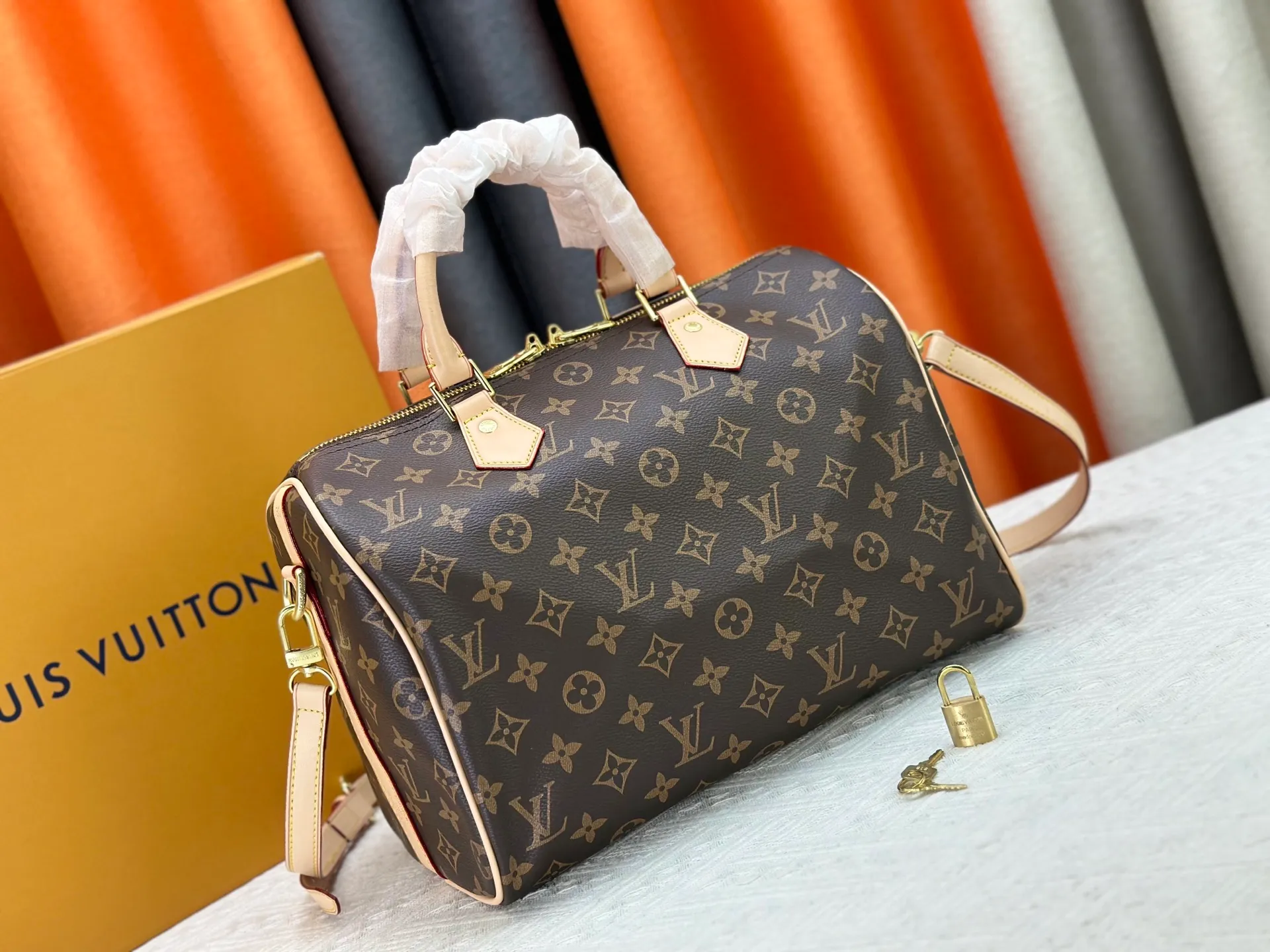 P240 P250 P260 high-definition shooting quality as shown in the picture. Good quality, full of positive reputation! Highly recommended Speedy fashion hot model, classic Monogram canvas➕imported Italian discolored yellow leather trim➕high-end original hardware➕adjustable shoulder strap lock. It feels soft, highly practical, and can be called a classic. The upper body is super elegant. Brand: LouisVuitton! Model: Small 40390/Medium 40391/Large 40392! Material: Imported original leather! Size: small size 25*19*15, medium size 30*21*17, large size 35*23*18,