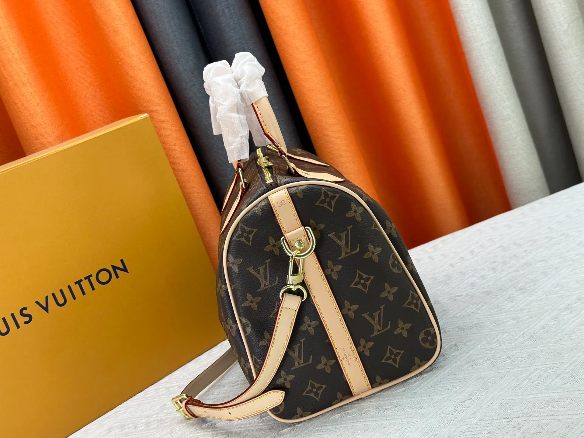 P240 P250 P260 high-definition shooting quality as shown in the picture. Good quality, full of positive reputation! Highly recommended Speedy fashion hot model, classic Monogram canvas➕imported Italian discolored yellow leather trim➕high-end original hardware➕adjustable shoulder strap lock. It feels soft, highly practical, and can be called a classic. The upper body is super elegant. Brand: LouisVuitton! Model: Small 40390/Medium 40391/Large 40392! Material: Imported original leather! Size: small size 25*19*15, medium size 30*21*17, large size 35*23*18,
