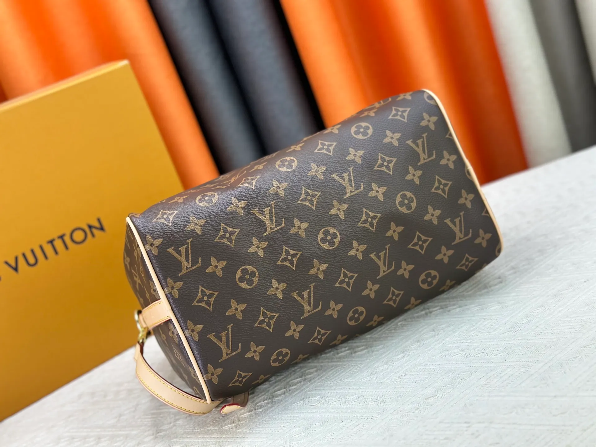 P240 P250 P260 high-definition shooting quality as shown in the picture. Good quality, full of positive reputation! Highly recommended Speedy fashion hot model, classic Monogram canvas➕imported Italian discolored yellow leather trim➕high-end original hardware➕adjustable shoulder strap lock. It feels soft, highly practical, and can be called a classic. The upper body is super elegant. Brand: LouisVuitton! Model: Small 40390/Medium 40391/Large 40392! Material: Imported original leather! Size: small size 25*19*15, medium size 30*21*17, large size 35*23*18,