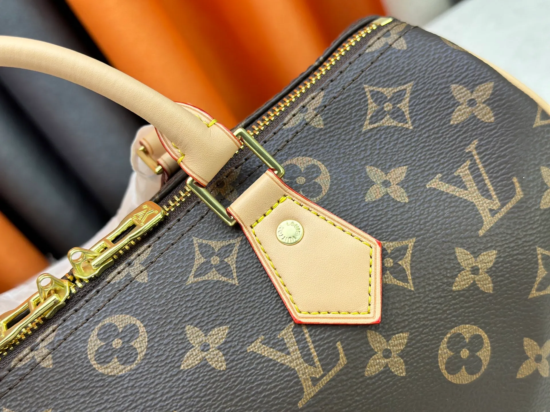 P240 P250 P260 high-definition shooting quality as shown in the picture. Good quality, full of positive reputation! Highly recommended Speedy fashion hot model, classic Monogram canvas➕imported Italian discolored yellow leather trim➕high-end original hardware➕adjustable shoulder strap lock. It feels soft, highly practical, and can be called a classic. The upper body is super elegant. Brand: LouisVuitton! Model: Small 40390/Medium 40391/Large 40392! Material: Imported original leather! Size: small size 25*19*15, medium size 30*21*17, large size 35*23*18,