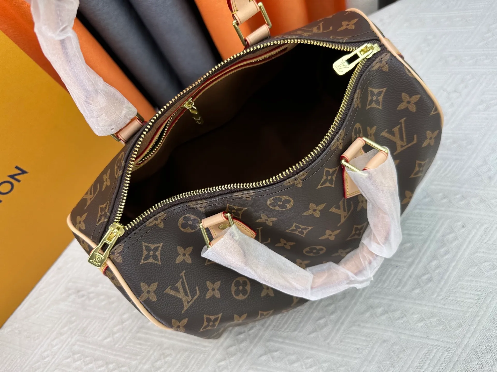 P240 P250 P260 high-definition shooting quality as shown in the picture. Good quality, full of positive reputation! Highly recommended Speedy fashion hot model, classic Monogram canvas➕imported Italian discolored yellow leather trim➕high-end original hardware➕adjustable shoulder strap lock. It feels soft, highly practical, and can be called a classic. The upper body is super elegant. Brand: LouisVuitton! Model: Small 40390/Medium 40391/Large 40392! Material: Imported original leather! Size: small size 25*19*15, medium size 30*21*17, large size 35*23*18,