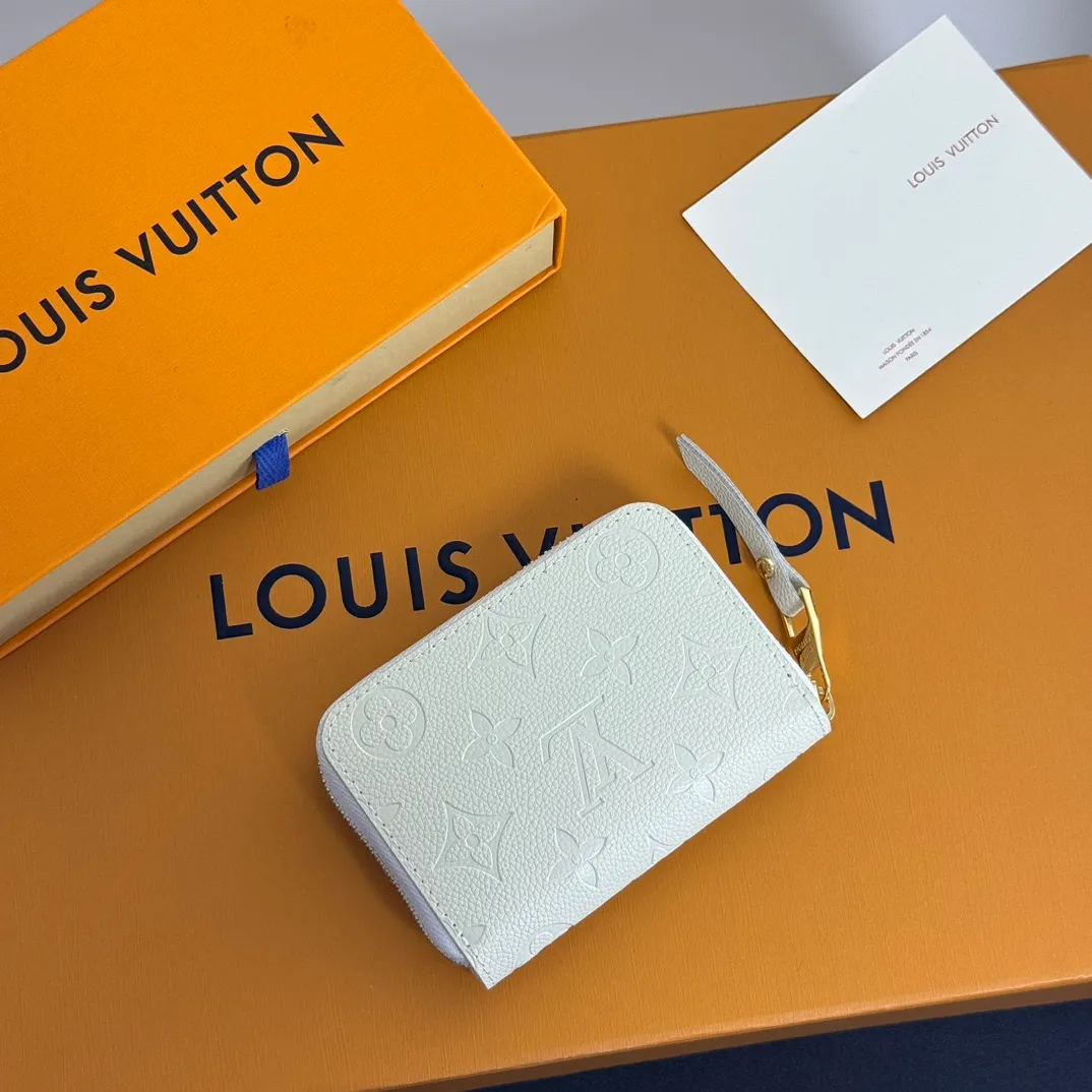 💰100 💎Upgraded from the original 🇫🇷 This classic Zippy coin purse is made of exquisite and soft Monogram Empreinte leather. The spacious capacity and exquisite golden accessories show elegance in a low-key manner. Model: M60574 Size: 11×8.5×2cm
