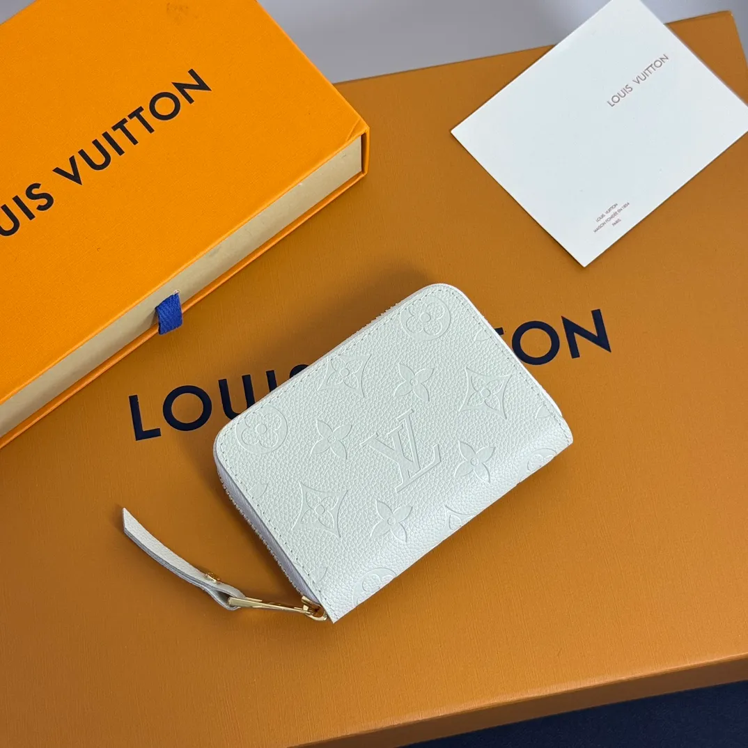 💰100 💎Upgraded from the original 🇫🇷 This classic Zippy coin purse is made of exquisite and soft Monogram Empreinte leather. The spacious capacity and exquisite golden accessories show elegance in a low-key manner. Model: M60574 Size: 11×8.5×2cm