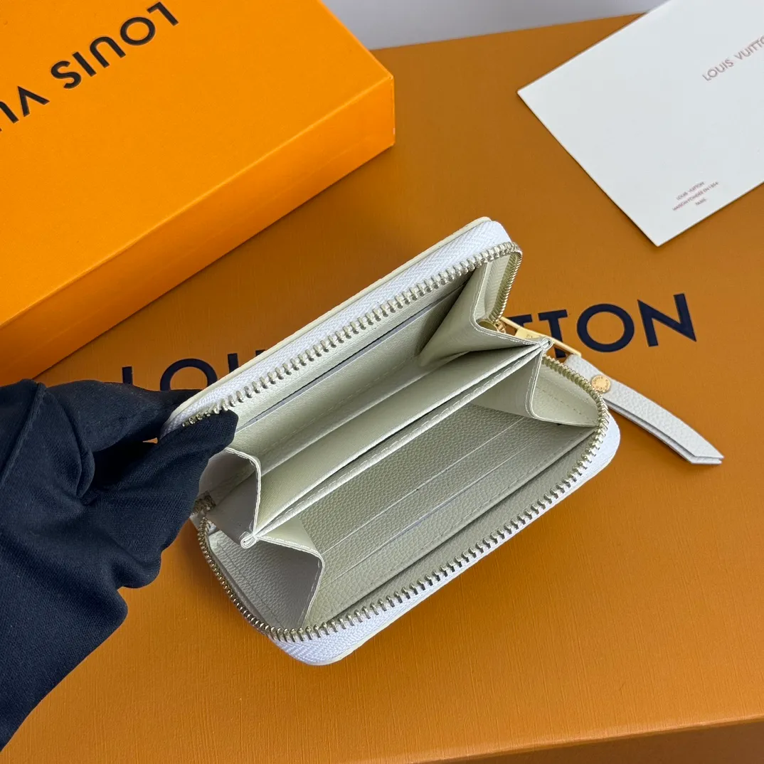 💰100 💎Upgraded from the original 🇫🇷 This classic Zippy coin purse is made of exquisite and soft Monogram Empreinte leather. The spacious capacity and exquisite golden accessories show elegance in a low-key manner. Model: M60574 Size: 11×8.5×2cm