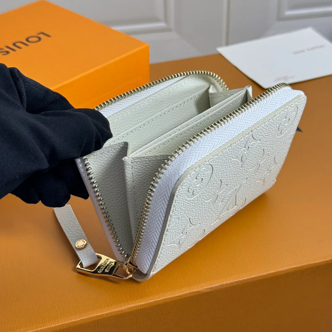 💰100 💎Upgraded from the original 🇫🇷 This classic Zippy coin purse is made of exquisite and soft Monogram Empreinte leather. The spacious capacity and exquisite golden accessories show elegance in a low-key manner. Model: M60574 Size: 11×8.5×2cm