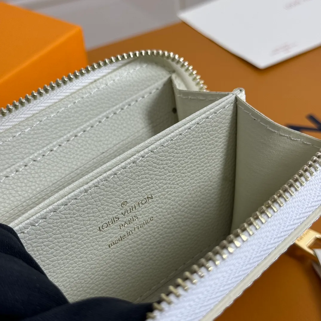 💰100 💎Upgraded from the original 🇫🇷 This classic Zippy coin purse is made of exquisite and soft Monogram Empreinte leather. The spacious capacity and exquisite golden accessories show elegance in a low-key manner. Model: M60574 Size: 11×8.5×2cm