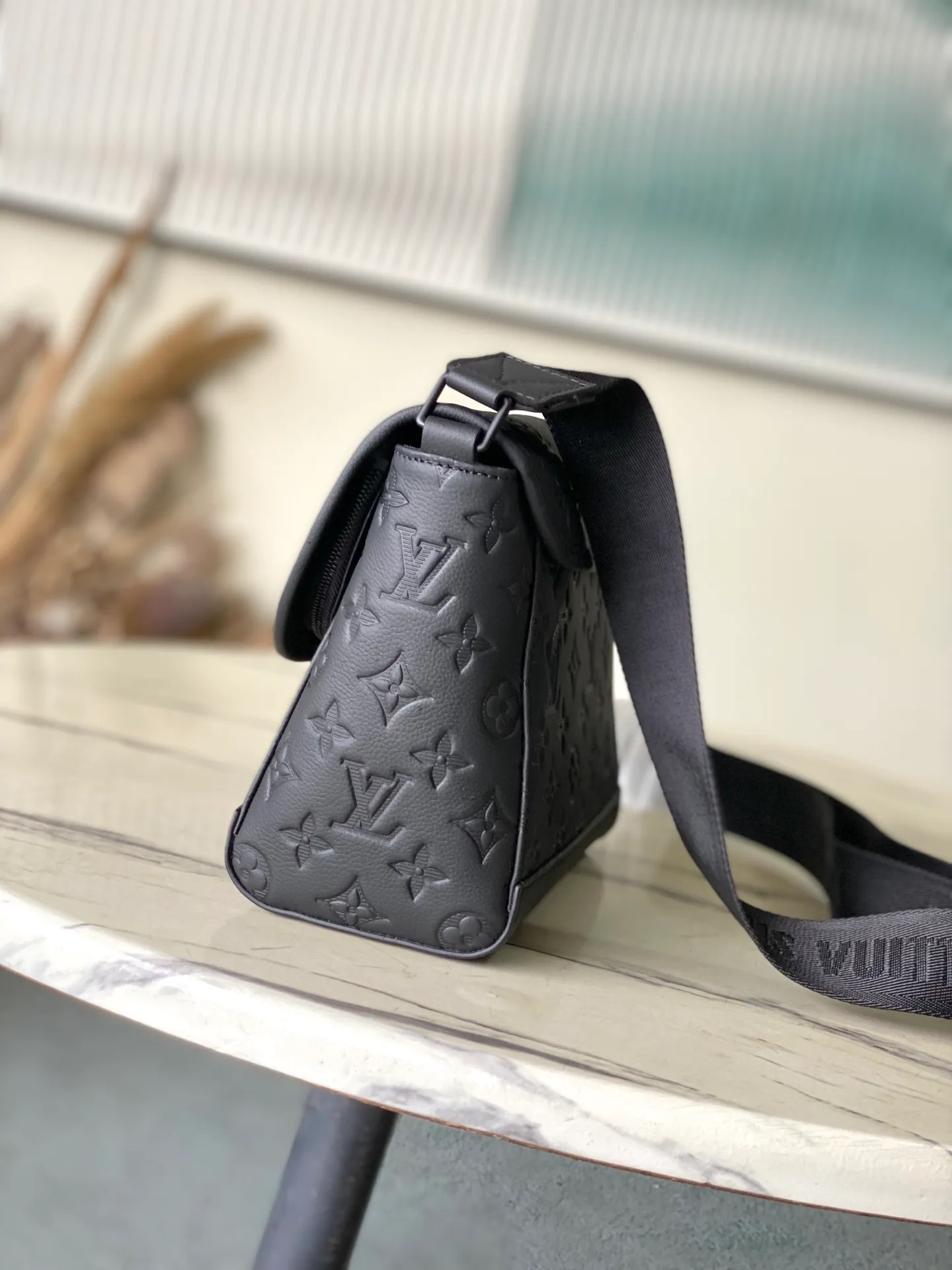 💰940 (top-grain leather) top original order M14874 This Pulse messenger bag is made of Monogram Shadow embossed cow leather and elegant metal parts to highlight the sporty shape, and is equipped with zipper bags on the top and bottom of the flap. Adjustable fabric shoulder strap allows for shoulder or cross-body wear. Dimensions: 26.6 × 17 × 11 cm