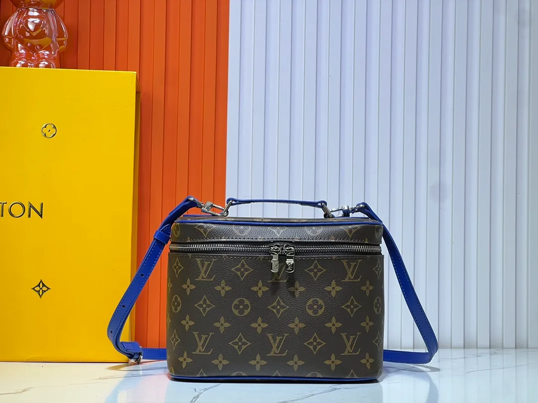 Batch 300💰Upgraded original version ✨M42265 This model is inspired by the iconic Nice cosmetic bag. This elegant toiletry bag is a personalized choice for carrying basic beauty products. A hidden zip pocket on the inside of the flap can store especially valuable personal items. - Top woven handle - Monogram coated canvas fabric - Louis Vuitton special coated canvas washable lining - Natural cowhide leather trim - Gold metal hardware - Double-layer zipper closure - Large capacity inside the bag - Zippered pocket on the inside of the flap - Several patch pockets inside - size 24×14×17.