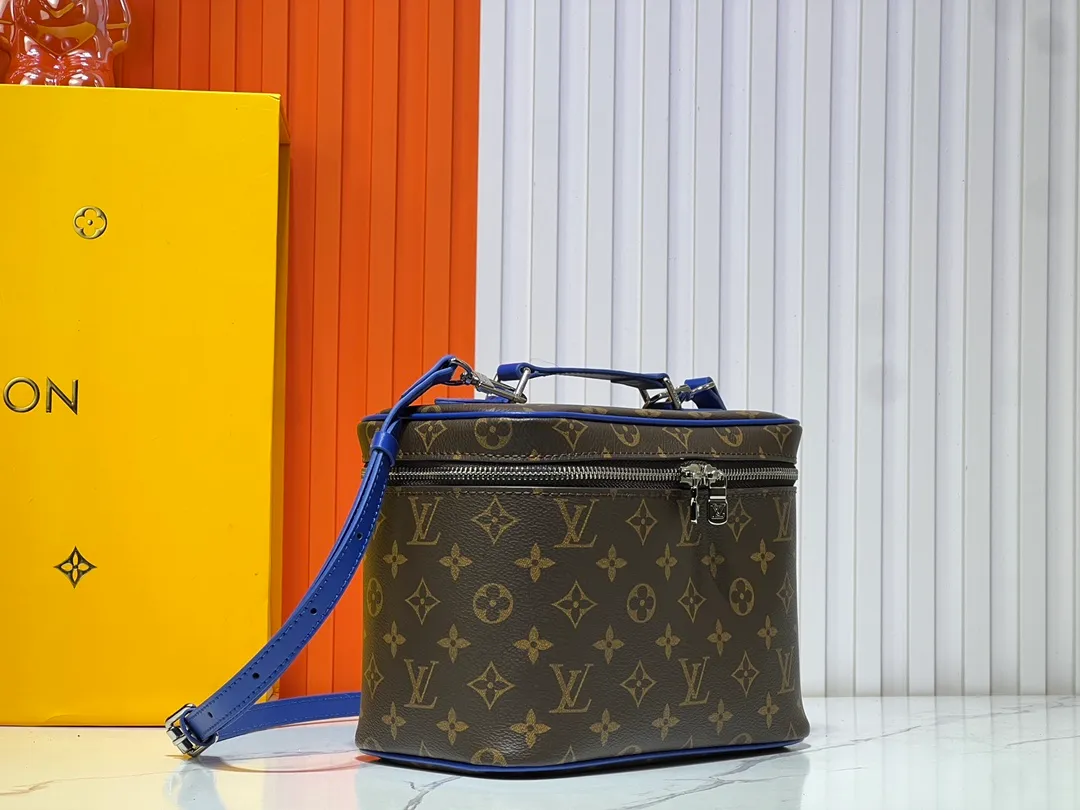 Batch 300💰Upgraded original version ✨M42265 This model is inspired by the iconic Nice cosmetic bag. This elegant toiletry bag is a personalized choice for carrying basic beauty products. A hidden zip pocket on the inside of the flap can store especially valuable personal items. - Top woven handle - Monogram coated canvas fabric - Louis Vuitton special coated canvas washable lining - Natural cowhide leather trim - Gold metal hardware - Double-layer zipper closure - Large capacity inside the bag - Zippered pocket on the inside of the flap - Several patch pockets inside - size 24×14×17.