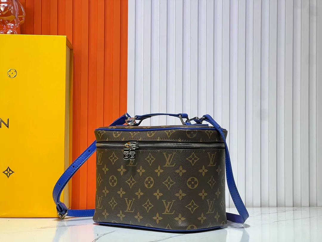 Batch 300💰Upgraded original version ✨M42265 This model is inspired by the iconic Nice cosmetic bag. This elegant toiletry bag is a personalized choice for carrying basic beauty products. A hidden zip pocket on the inside of the flap can store especially valuable personal items. - Top woven handle - Monogram coated canvas fabric - Louis Vuitton special coated canvas washable lining - Natural cowhide leather trim - Gold metal hardware - Double-layer zipper closure - Large capacity inside the bag - Zippered pocket on the inside of the flap - Several patch pockets inside - size 24×14×17.
