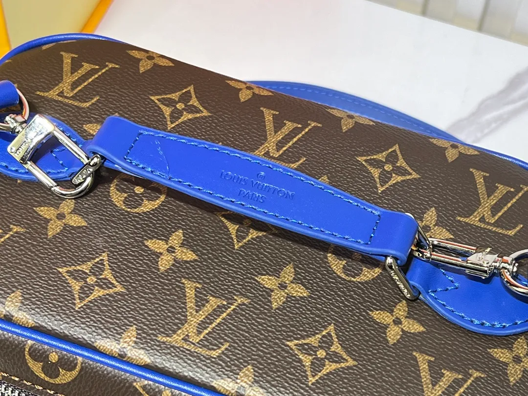 Batch 300💰Upgraded original version ✨M42265 This model is inspired by the iconic Nice cosmetic bag. This elegant toiletry bag is a personalized choice for carrying basic beauty products. A hidden zip pocket on the inside of the flap can store especially valuable personal items. - Top woven handle - Monogram coated canvas fabric - Louis Vuitton special coated canvas washable lining - Natural cowhide leather trim - Gold metal hardware - Double-layer zipper closure - Large capacity inside the bag - Zippered pocket on the inside of the flap - Several patch pockets inside - size 24×14×17.