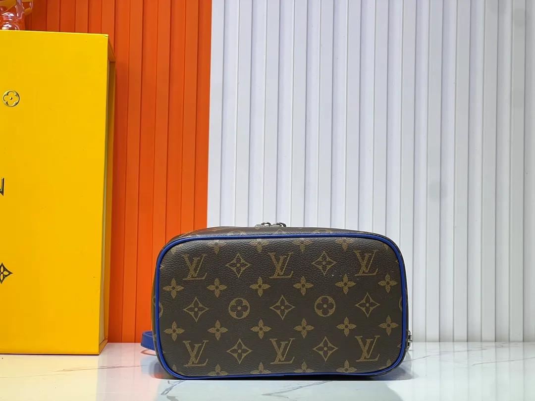 Batch 300💰Upgraded original version ✨M42265 This model is inspired by the iconic Nice cosmetic bag. This elegant toiletry bag is a personalized choice for carrying basic beauty products. A hidden zip pocket on the inside of the flap can store especially valuable personal items. - Top woven handle - Monogram coated canvas fabric - Louis Vuitton special coated canvas washable lining - Natural cowhide leather trim - Gold metal hardware - Double-layer zipper closure - Large capacity inside the bag - Zippered pocket on the inside of the flap - Several patch pockets inside - size 24×14×17.