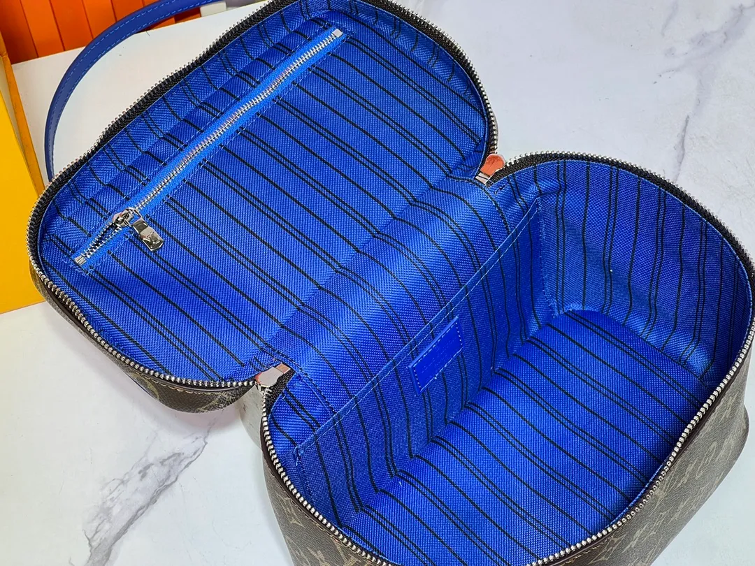 Batch 300💰Upgraded original version ✨M42265 This model is inspired by the iconic Nice cosmetic bag. This elegant toiletry bag is a personalized choice for carrying basic beauty products. A hidden zip pocket on the inside of the flap can store especially valuable personal items. - Top woven handle - Monogram coated canvas fabric - Louis Vuitton special coated canvas washable lining - Natural cowhide leather trim - Gold metal hardware - Double-layer zipper closure - Large capacity inside the bag - Zippered pocket on the inside of the flap - Several patch pockets inside - size 24×14×17.
