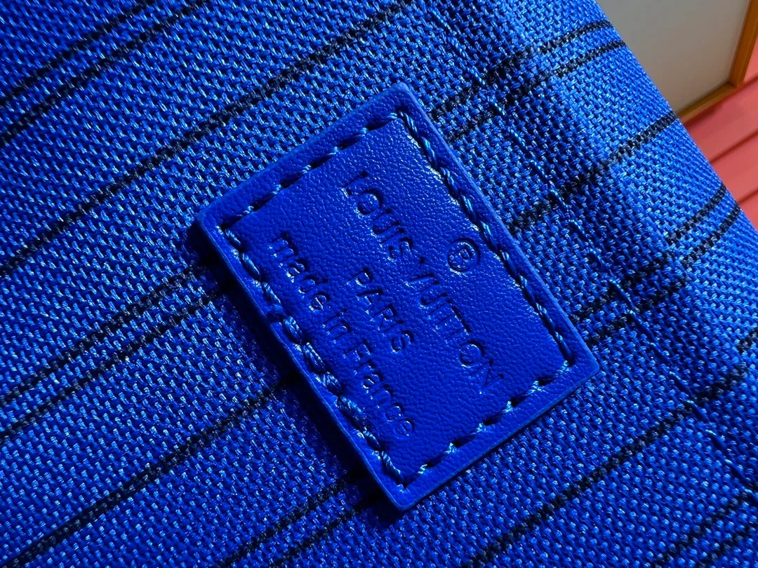 Batch 300💰Upgraded original version ✨M42265 This model is inspired by the iconic Nice cosmetic bag. This elegant toiletry bag is a personalized choice for carrying basic beauty products. A hidden zip pocket on the inside of the flap can store especially valuable personal items. - Top woven handle - Monogram coated canvas fabric - Louis Vuitton special coated canvas washable lining - Natural cowhide leather trim - Gold metal hardware - Double-layer zipper closure - Large capacity inside the bag - Zippered pocket on the inside of the flap - Several patch pockets inside - size 24×14×17.