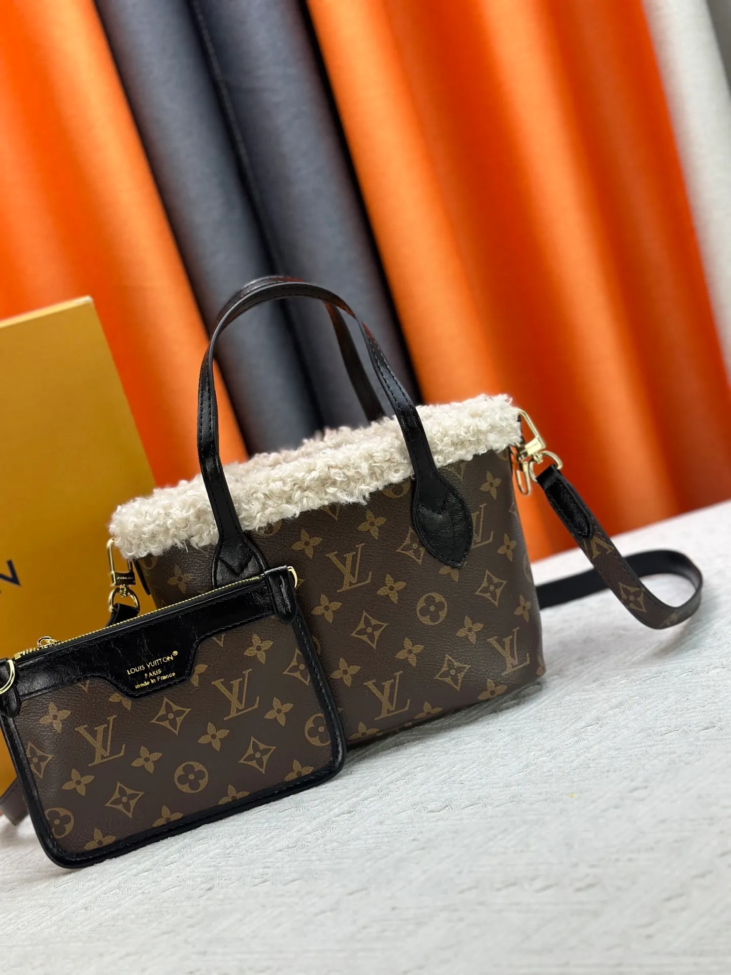 P340M26315 12099 Guangzhou upgraded version This Neverfull Bandoulière Inside Out BB handbag comes from the LV Ski series and is made of Monogram canvas with trendy shearling trim and lining. The Teddygram logo is laid out on it, creating a sophisticated style with dazzling metal parts. A zippered pocket adds a finishing touch to the reversible design, allowing it to be held individually. Long shoulder straps allow for cross-body comfort. 16.5 x 11 x 26.5 cm (height x width x length)