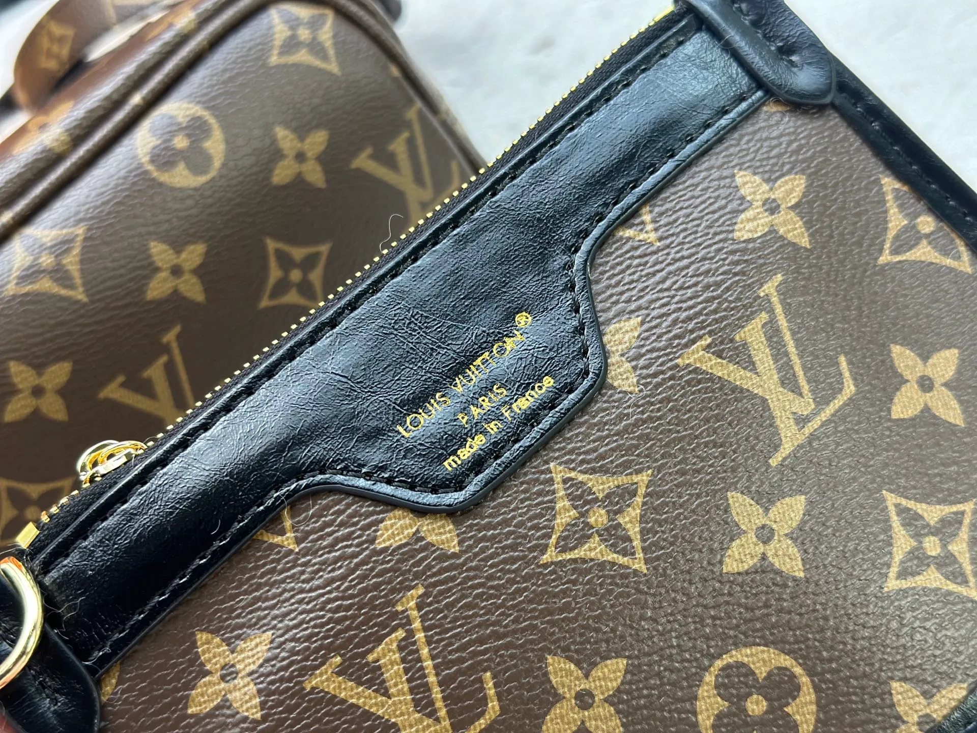 P340M26315 12099 Guangzhou upgraded version This Neverfull Bandoulière Inside Out BB handbag comes from the LV Ski series and is made of Monogram canvas with trendy shearling trim and lining. The Teddygram logo is laid out on it, creating a sophisticated style with dazzling metal parts. A zippered pocket adds a finishing touch to the reversible design, allowing it to be held individually. Long shoulder straps allow for cross-body comfort. 16.5 x 11 x 26.5 cm (height x width x length)