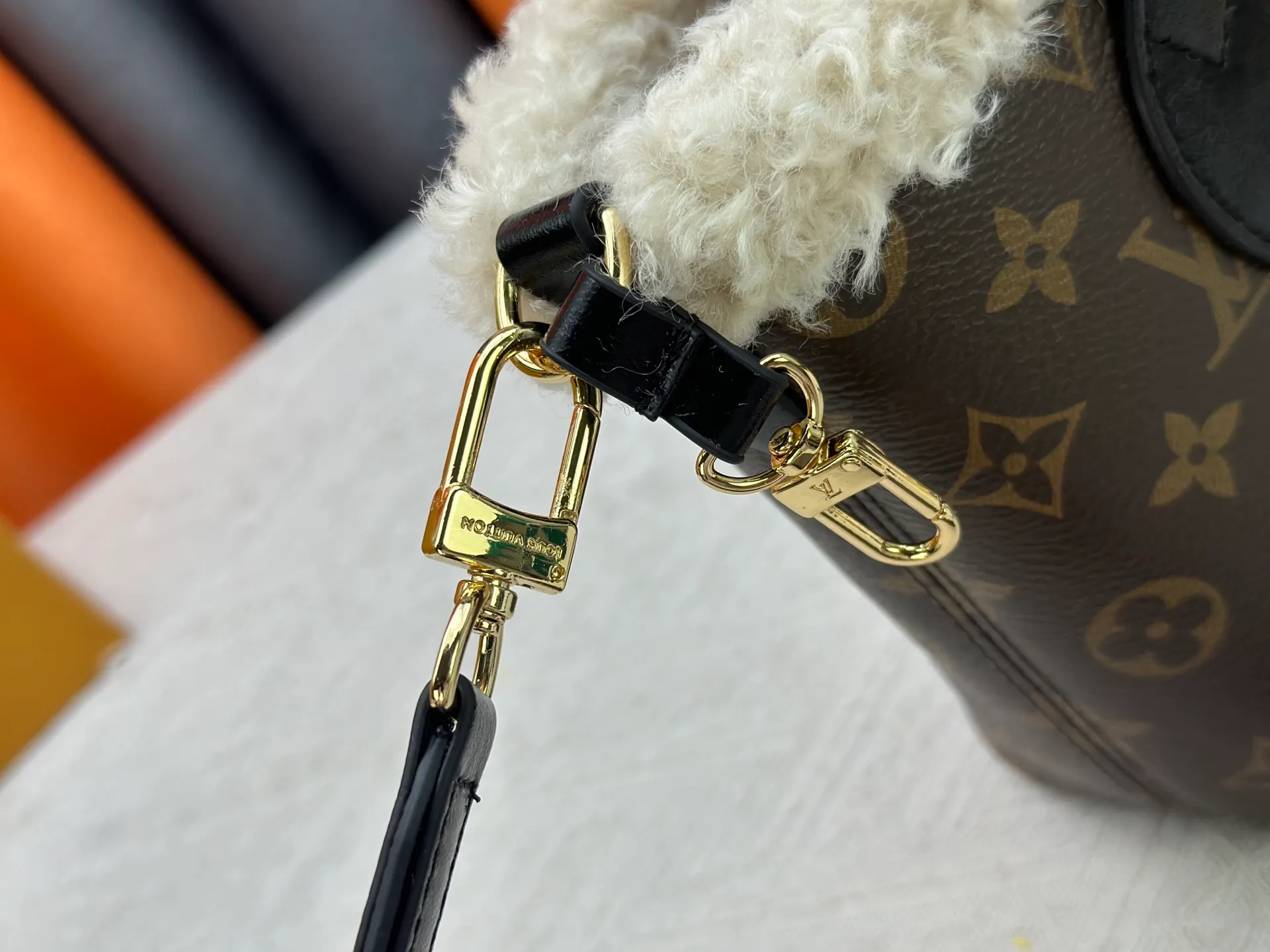 P340M26315 12099 Guangzhou upgraded version This Neverfull Bandoulière Inside Out BB handbag comes from the LV Ski series and is made of Monogram canvas with trendy shearling trim and lining. The Teddygram logo is laid out on it, creating a sophisticated style with dazzling metal parts. A zippered pocket adds a finishing touch to the reversible design, allowing it to be held individually. Long shoulder straps allow for cross-body comfort. 16.5 x 11 x 26.5 cm (height x width x length)
