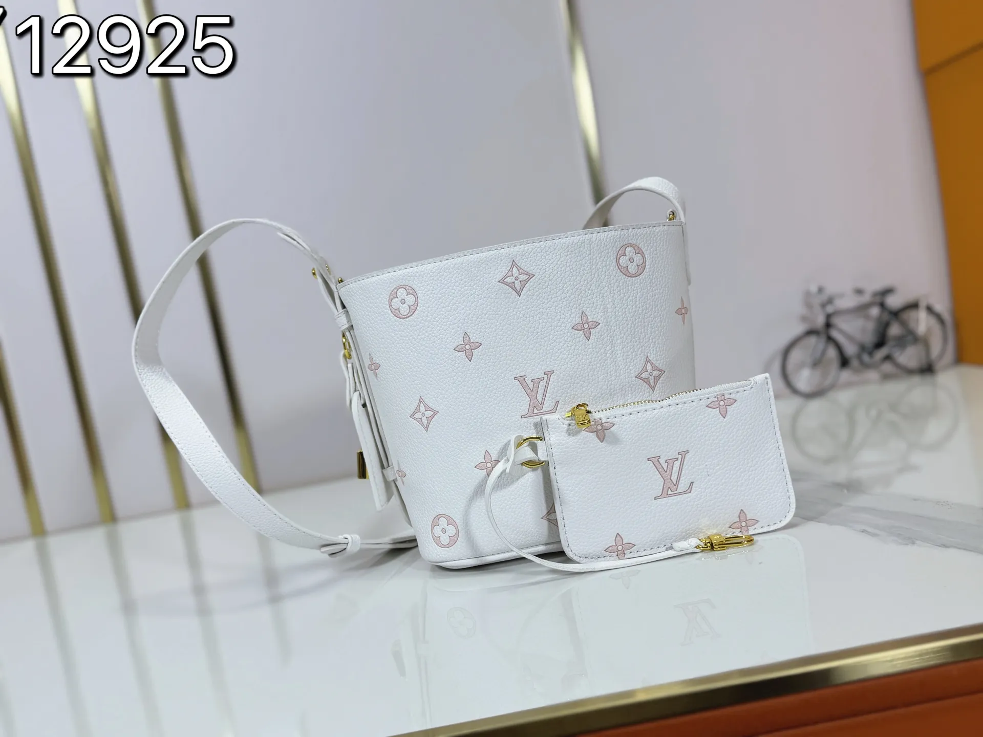 P220 upgraded original M27529 M12925 M12926 M13480 M13044 M14356 M13045 M13089 This All In BB handbag is made of Monogram canvas with shiny metal parts, and the iconic pendant and nameplate highlight the classic style. The adjustable shoulder strap continues the brand's trunk-making heritage, and the leather shoulder strap adds cross-body and shoulder carry options. The foldable design enables the silhouette to be retracted and retracted freely, providing ample space for daily use. 16.0 x 18.0 x 12.0 cm (length x height x width)