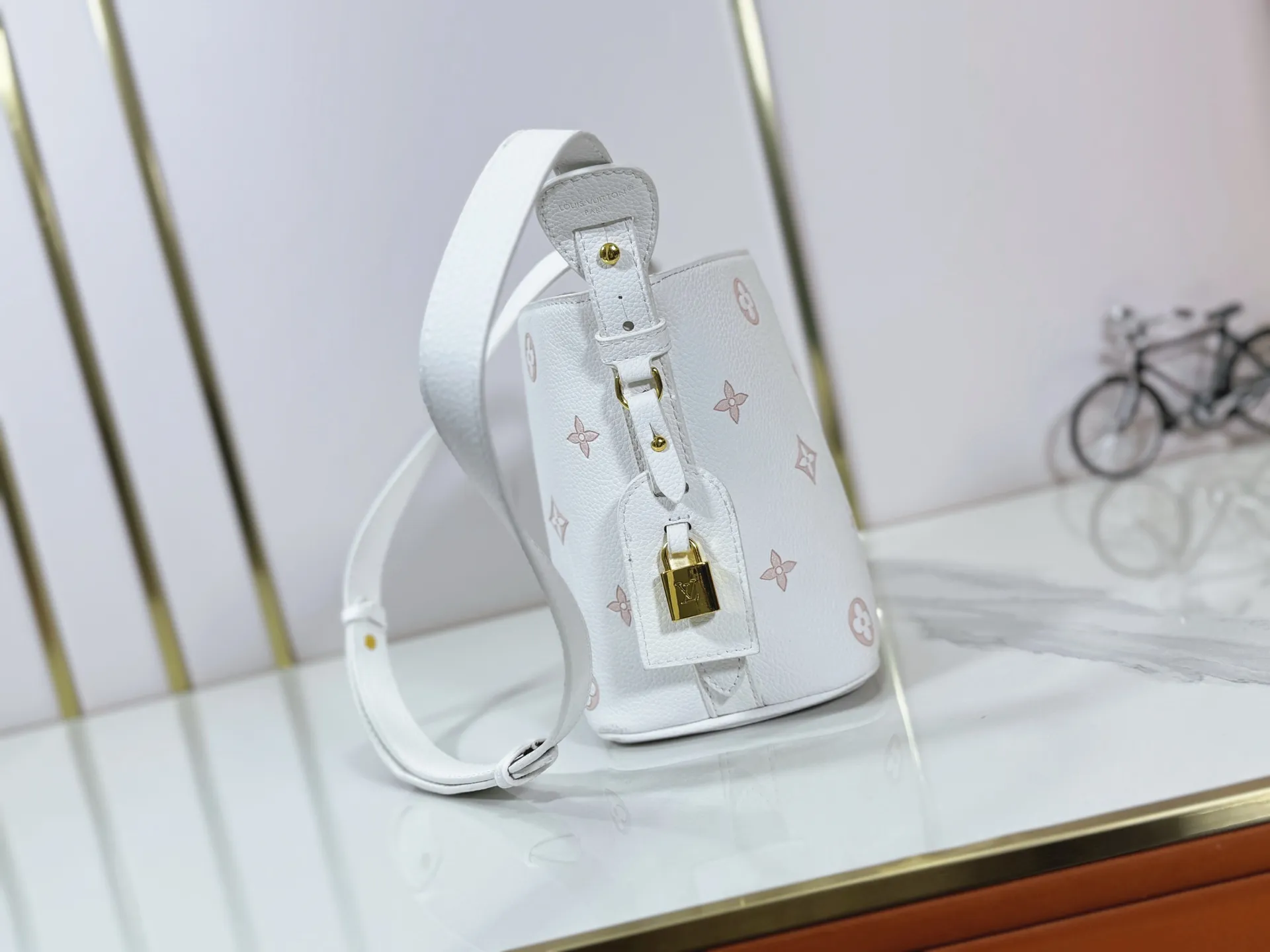 P220 upgraded original M27529 M12925 M12926 M13480 M13044 M14356 M13045 M13089 This All In BB handbag is made of Monogram canvas with shiny metal parts, and the iconic pendant and nameplate highlight the classic style. The adjustable shoulder strap continues the brand's trunk-making heritage, and the leather shoulder strap adds cross-body and shoulder carry options. The foldable design enables the silhouette to be retracted and retracted freely, providing ample space for daily use. 16.0 x 18.0 x 12.0 cm (length x height x width)