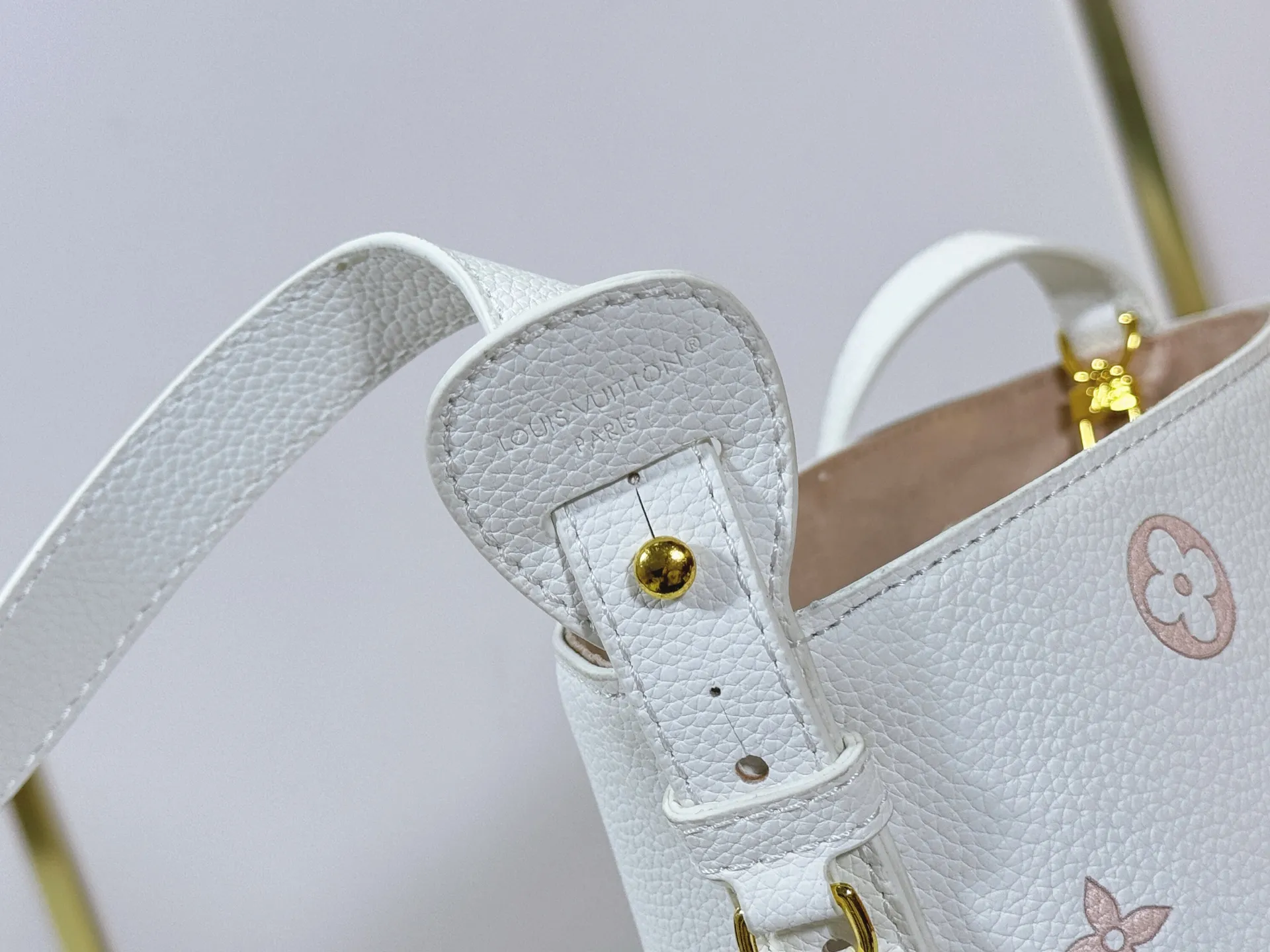P220 upgraded original M27529 M12925 M12926 M13480 M13044 M14356 M13045 M13089 This All In BB handbag is made of Monogram canvas with shiny metal parts, and the iconic pendant and nameplate highlight the classic style. The adjustable shoulder strap continues the brand's trunk-making heritage, and the leather shoulder strap adds cross-body and shoulder carry options. The foldable design enables the silhouette to be retracted and retracted freely, providing ample space for daily use. 16.0 x 18.0 x 12.0 cm (length x height x width)