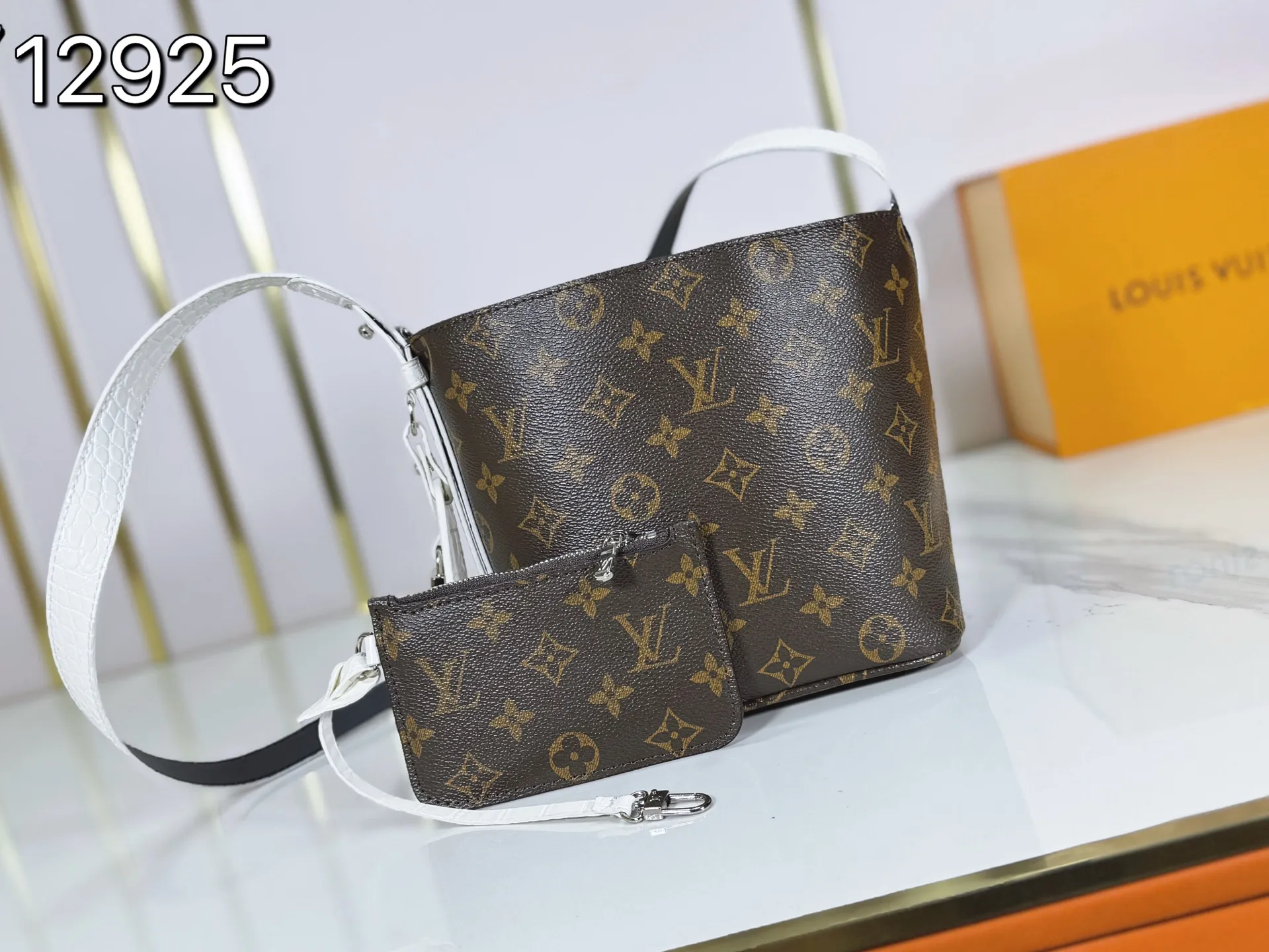 P220 upgraded original M27529 M12925 M12926 M13480 M13044 M14356 M13045 M13089 This All In BB handbag is made of Monogram canvas with shiny metal parts, and the iconic pendant and nameplate highlight the classic style. The adjustable shoulder strap continues the brand's trunk-making heritage, and the leather shoulder strap adds cross-body and shoulder carry options. The foldable design enables the silhouette to be retracted and retracted freely, providing ample space for daily use. 16.0 x 18.0 x 12.0 cm (length x height x width)