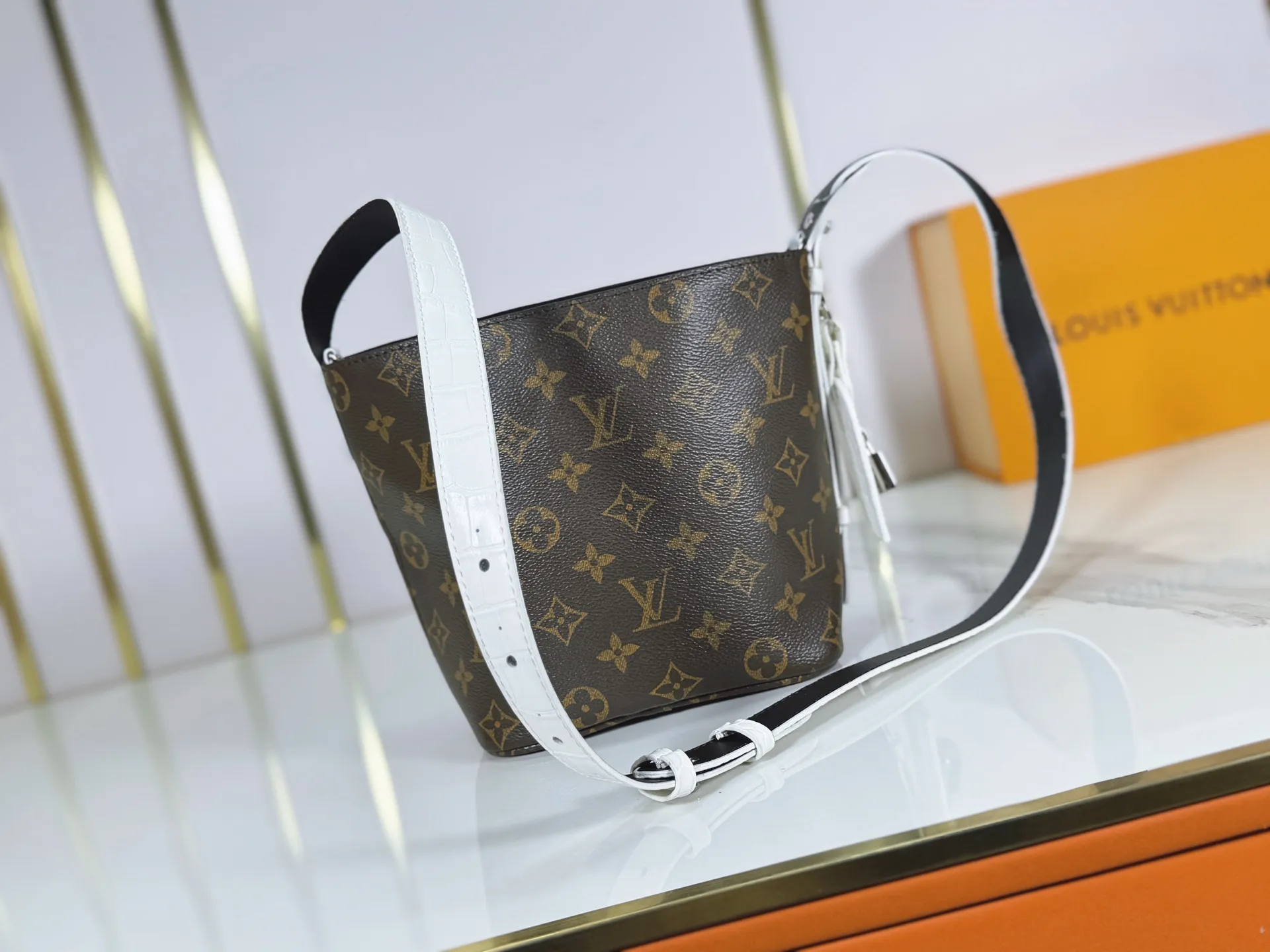 P220 upgraded original M27529 M12925 M12926 M13480 M13044 M14356 M13045 M13089 This All In BB handbag is made of Monogram canvas with shiny metal parts, and the iconic pendant and nameplate highlight the classic style. The adjustable shoulder strap continues the brand's trunk-making heritage, and the leather shoulder strap adds cross-body and shoulder carry options. The foldable design enables the silhouette to be retracted and retracted freely, providing ample space for daily use. 16.0 x 18.0 x 12.0 cm (length x height x width)