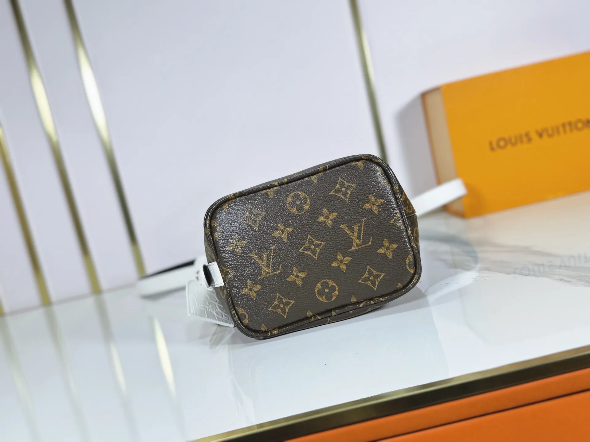 P220 upgraded original M27529 M12925 M12926 M13480 M13044 M14356 M13045 M13089 This All In BB handbag is made of Monogram canvas with shiny metal parts, and the iconic pendant and nameplate highlight the classic style. The adjustable shoulder strap continues the brand's trunk-making heritage, and the leather shoulder strap adds cross-body and shoulder carry options. The foldable design enables the silhouette to be retracted and retracted freely, providing ample space for daily use. 16.0 x 18.0 x 12.0 cm (length x height x width)