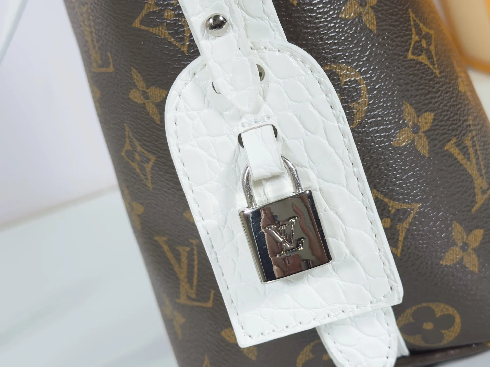 P220 upgraded original M27529 M12925 M12926 M13480 M13044 M14356 M13045 M13089 This All In BB handbag is made of Monogram canvas with shiny metal parts, and the iconic pendant and nameplate highlight the classic style. The adjustable shoulder strap continues the brand's trunk-making heritage, and the leather shoulder strap adds cross-body and shoulder carry options. The foldable design enables the silhouette to be retracted and retracted freely, providing ample space for daily use. 16.0 x 18.0 x 12.0 cm (length x height x width)