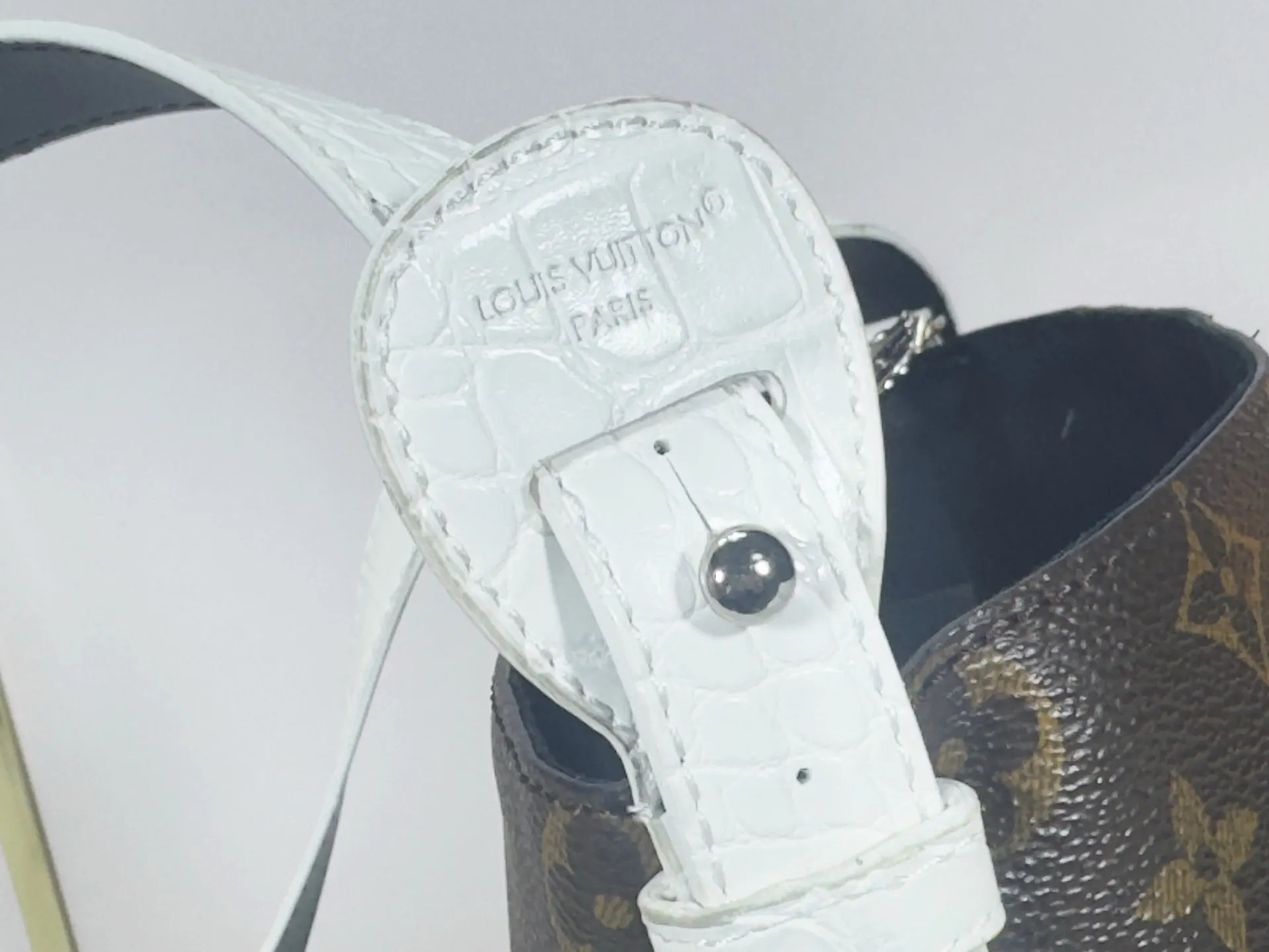 P220 upgraded original M27529 M12925 M12926 M13480 M13044 M14356 M13045 M13089 This All In BB handbag is made of Monogram canvas with shiny metal parts, and the iconic pendant and nameplate highlight the classic style. The adjustable shoulder strap continues the brand's trunk-making heritage, and the leather shoulder strap adds cross-body and shoulder carry options. The foldable design enables the silhouette to be retracted and retracted freely, providing ample space for daily use. 16.0 x 18.0 x 12.0 cm (length x height x width)