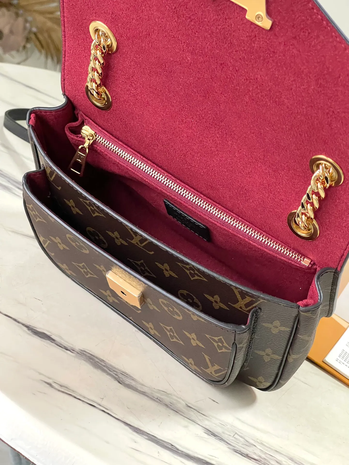 💰880 Top original order M45592 supports counter inspection. The photo taken of duty-free goods is consistent with the product and has not been unpacked. This product is an exclusive duty-free product in the market and is the highest-end product. Inspection is supported. This product has passed strict inspection and is flawless. Please wear gloves when touching the product. This product is not returnable or exchangeable. Please confirm the product first and then remove the label on the handle. This product is temporarily not open to the public, only regular customers, and is in short supply. Dimensions: 23 x 17 x 9 cm