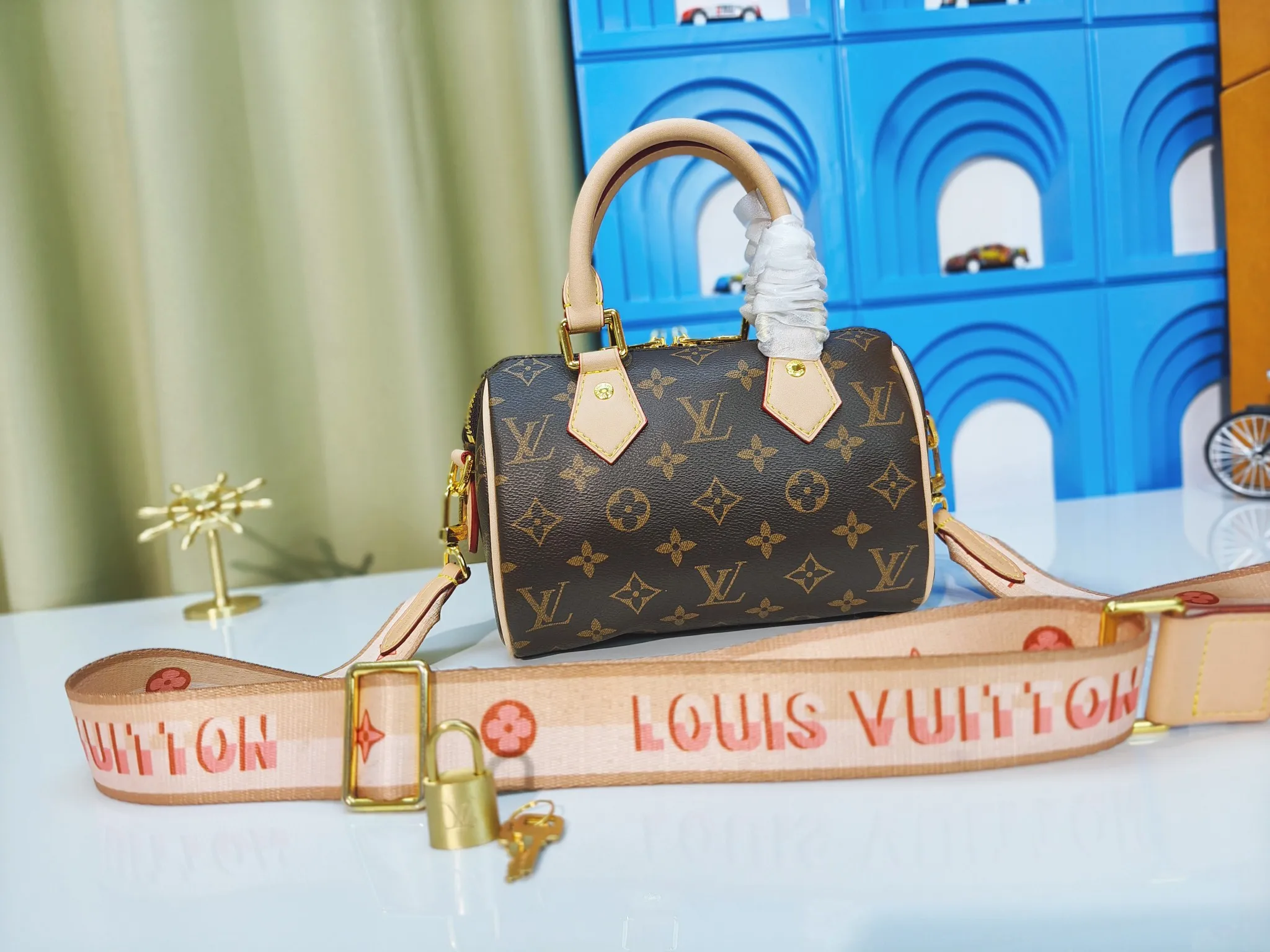 P220💰 M46222.M46234.M45957.M45948Presbyopia This Speedy Bandoulière 20 handbag is made of Monogram canvas, cow leather trim and fabric lining. It continues the classic design of Louis Vuitton Speedy travel bag in a compact size. It is equipped with rolled leather handles and a detachable and adjustable fabric shoulder strap embellished with brand logo texture. Detailed features 20.5 x 13.5 x 12 cm (length x height x width)