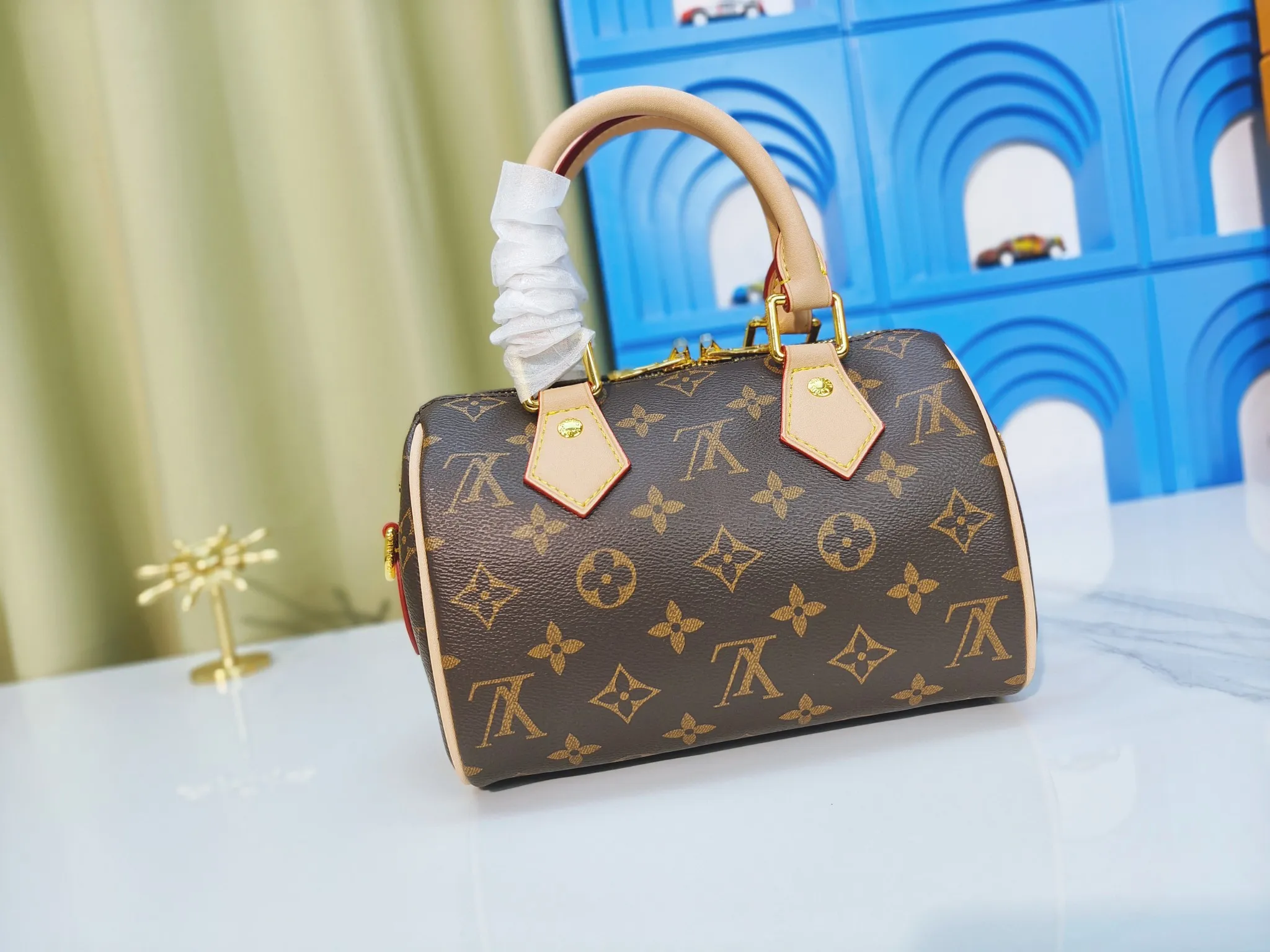 P220💰 M46222.M46234.M45957.M45948Presbyopia This Speedy Bandoulière 20 handbag is made of Monogram canvas, cow leather trim and fabric lining. It continues the classic design of Louis Vuitton Speedy travel bag in a compact size. It is equipped with rolled leather handles and a detachable and adjustable fabric shoulder strap embellished with brand logo texture. Detailed features 20.5 x 13.5 x 12 cm (length x height x width)