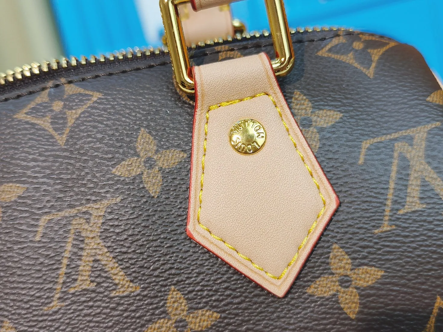 P220💰 M46222.M46234.M45957.M45948Presbyopia This Speedy Bandoulière 20 handbag is made of Monogram canvas, cow leather trim and fabric lining. It continues the classic design of Louis Vuitton Speedy travel bag in a compact size. It is equipped with rolled leather handles and a detachable and adjustable fabric shoulder strap embellished with brand logo texture. Detailed features 20.5 x 13.5 x 12 cm (length x height x width)